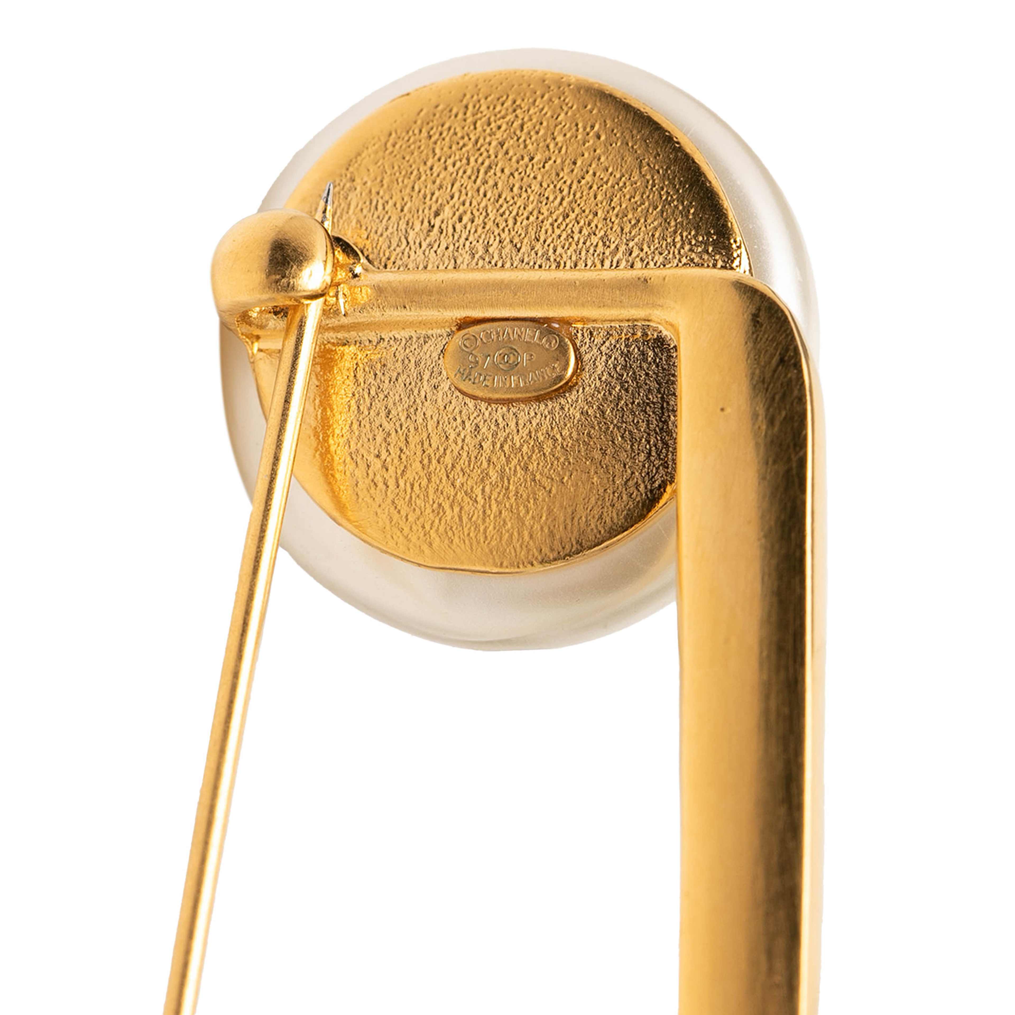 Chanel Cc Gold Plated Faux Pearl Safety Pin Brooch, från Luxclusif, i färgen gold. Klicka för att öppna bilden i stort format
