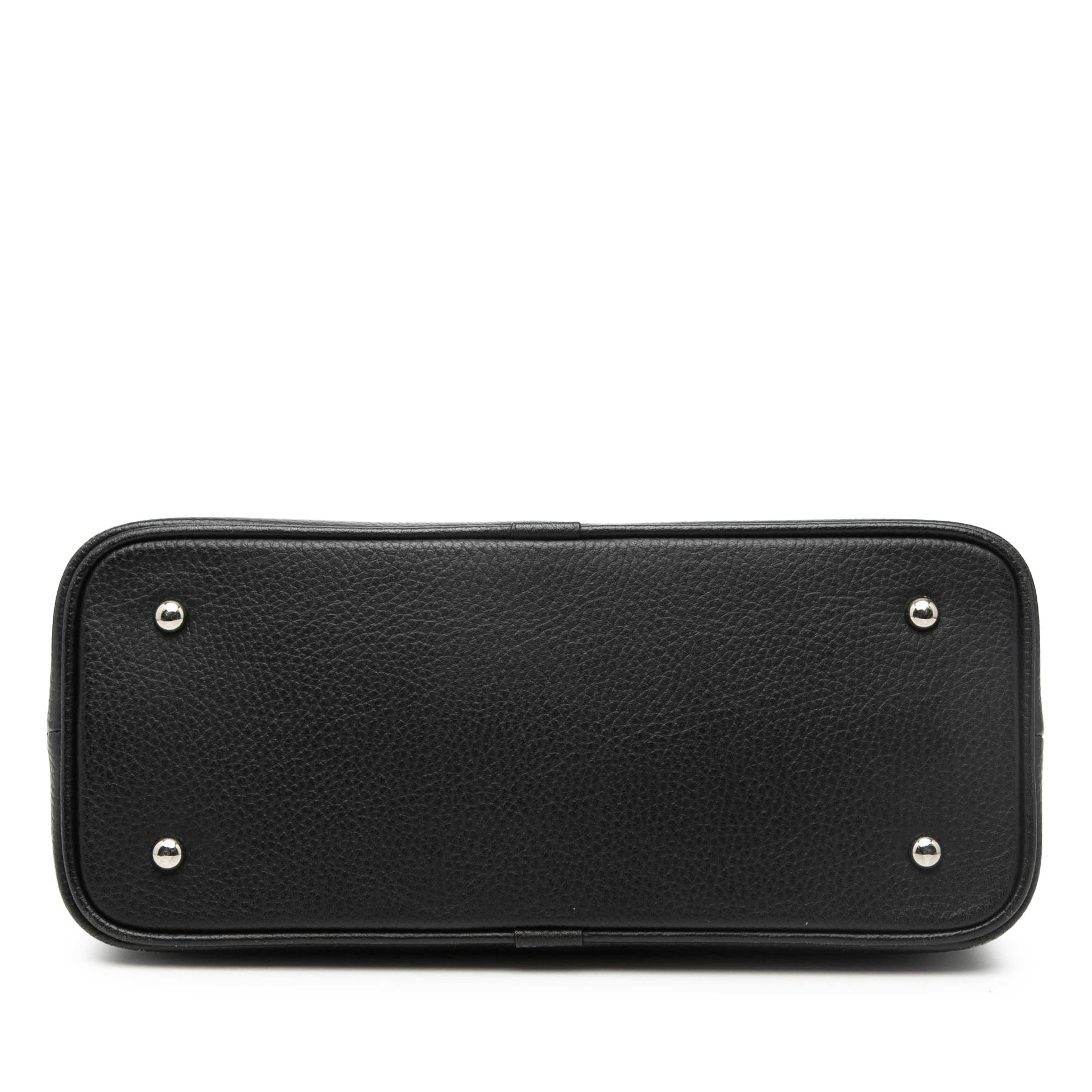 Burberry Leather Shoulder Bag, från Luxclusif, i färgen black. Klicka för att öppna bilden i stort format