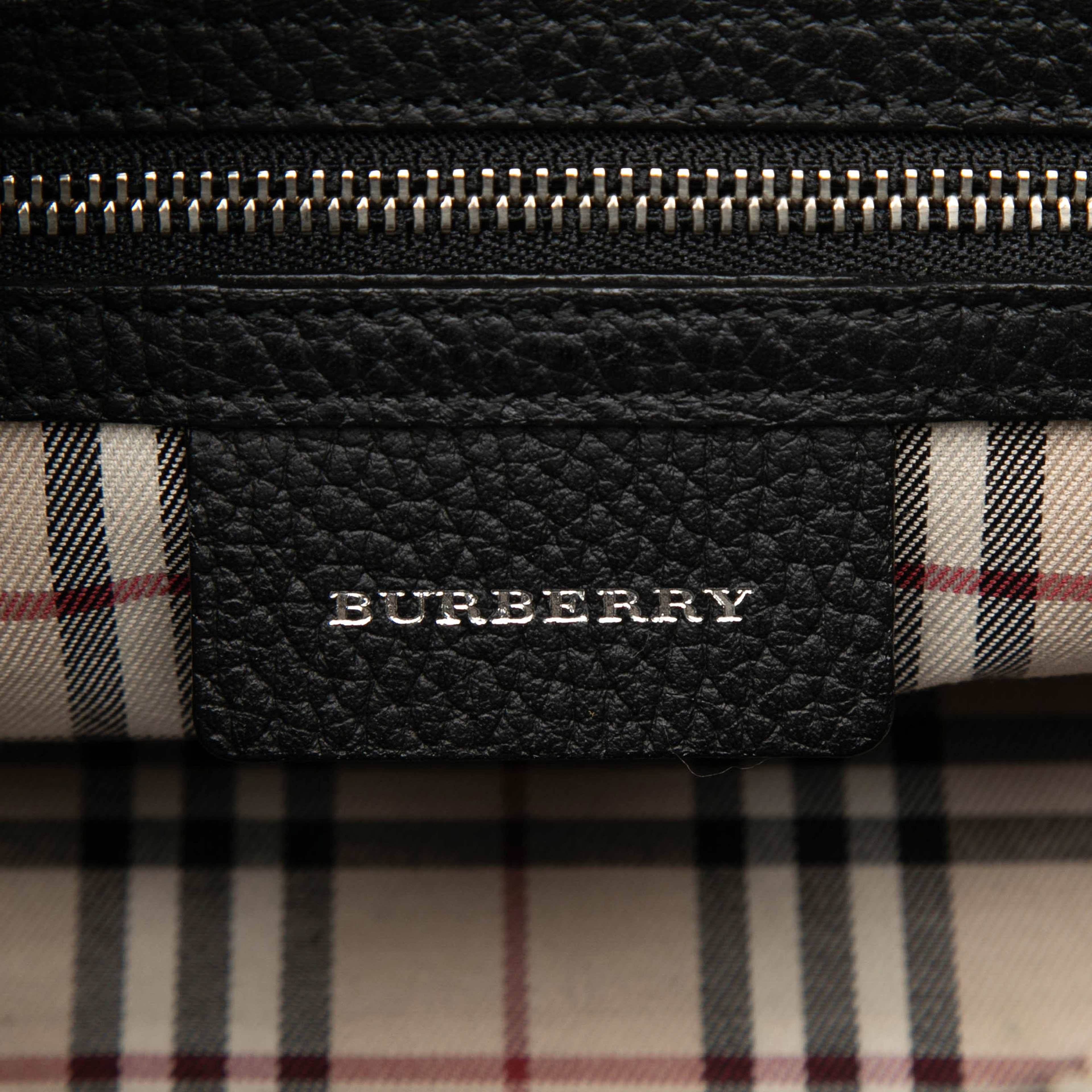 Burberry Leather Shoulder Bag, från Luxclusif, i färgen black. Klicka för att öppna bilden i stort format