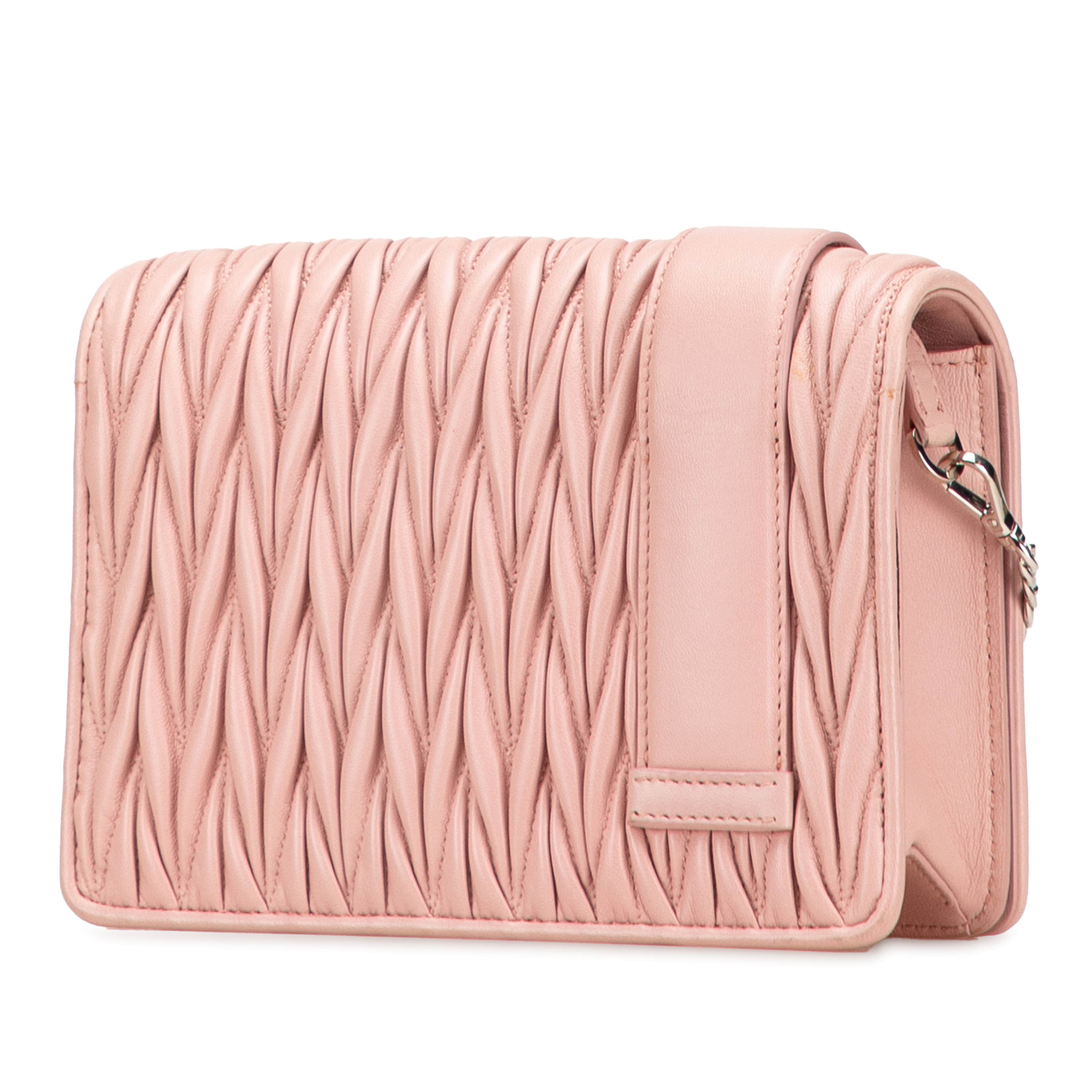 Miu Miu Matelasse Nappa Crystal Chain Buckle Crossbody, från Luxclusif, i färgen pink. Klicka för att öppna bilden i stort format