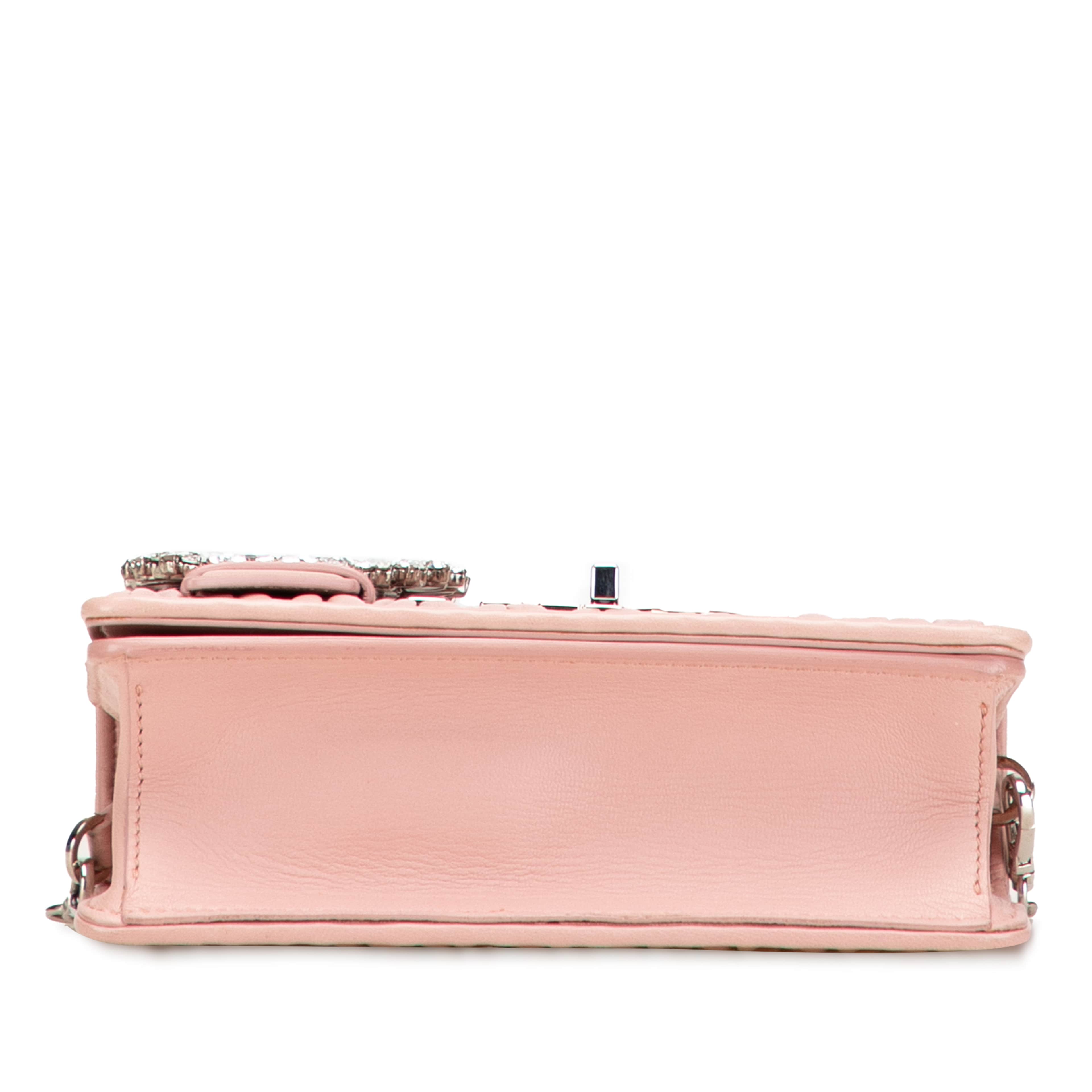 Miu Miu Matelasse Nappa Crystal Chain Buckle Crossbody, från Luxclusif, i färgen pink. Klicka för att öppna bilden i stort format
