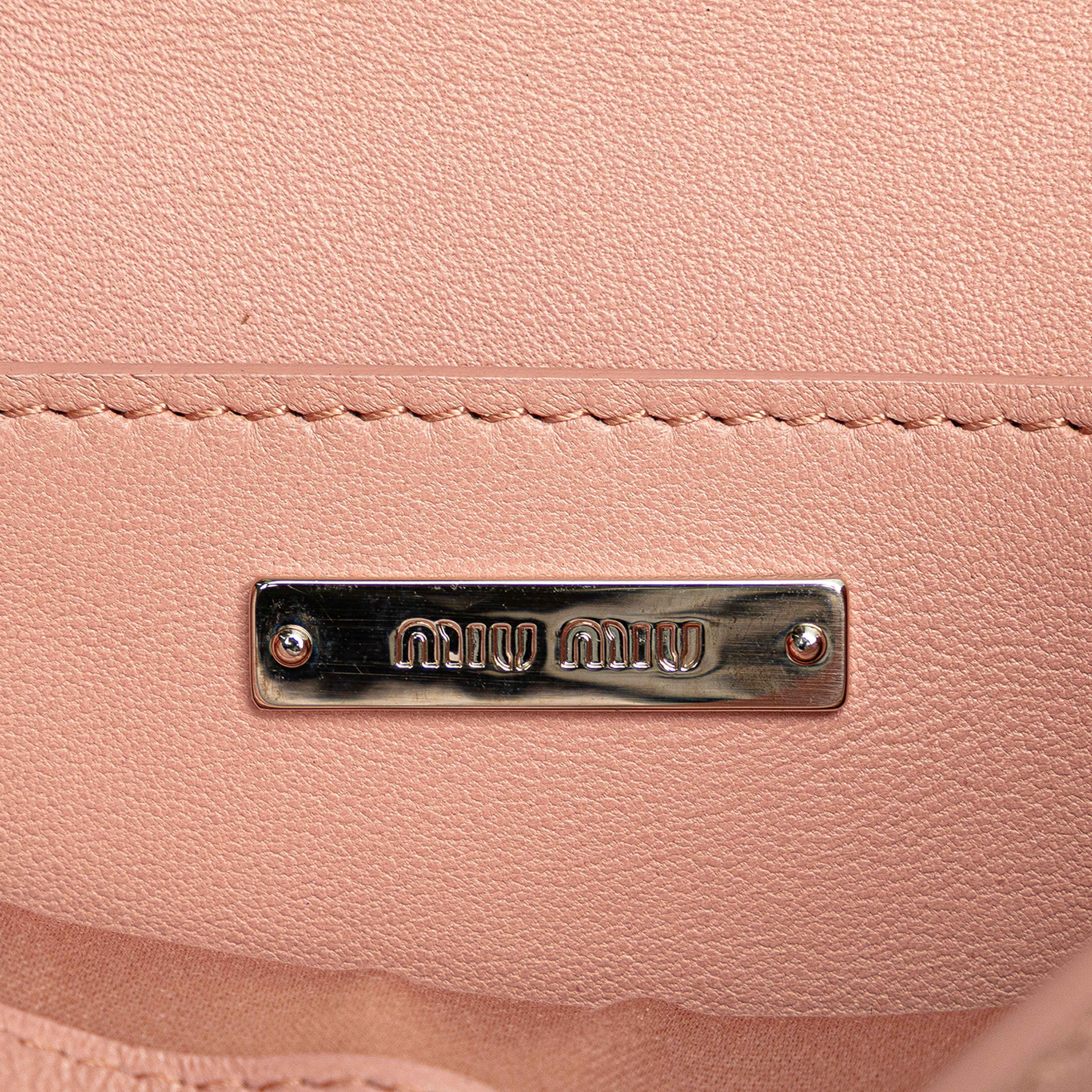 Miu Miu Matelasse Nappa Crystal Chain Buckle Crossbody, från Luxclusif, i färgen pink. Klicka för att öppna bilden i stort format