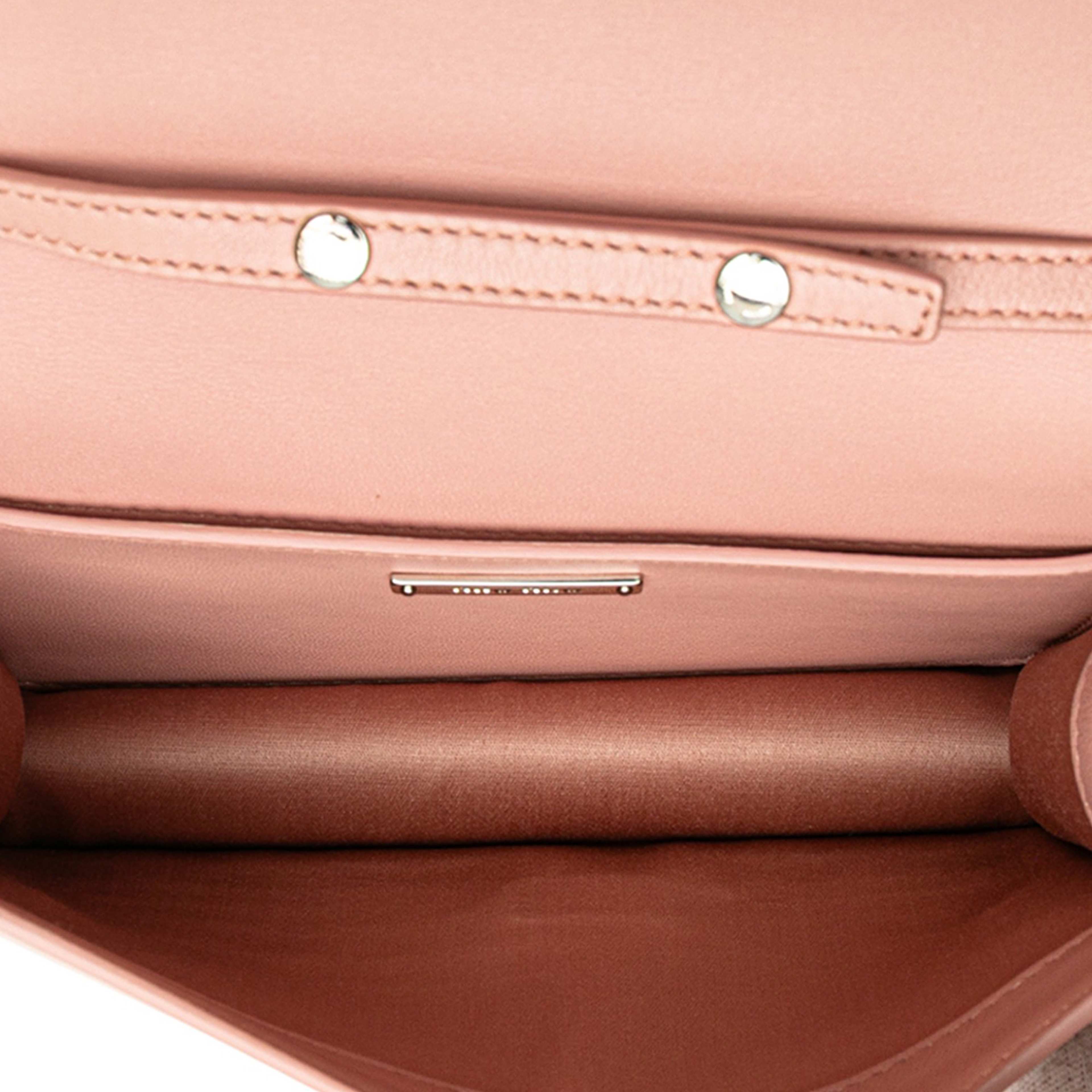 Miu Miu Matelasse Nappa Crystal Chain Buckle Crossbody, från Luxclusif, i färgen pink. Klicka för att öppna bilden i stort format