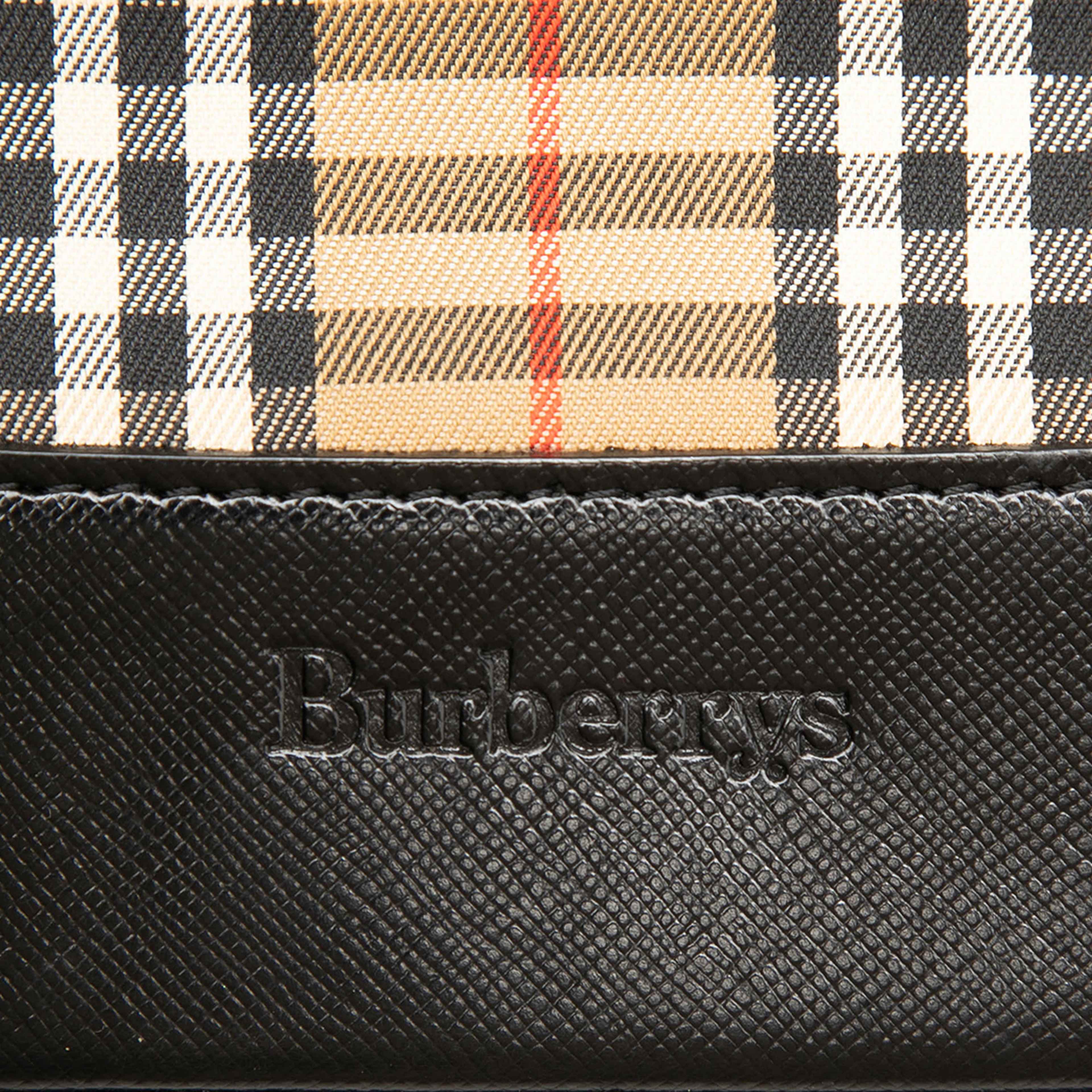 Burberry Haymarket Check Canvas Shoulder Bag, från Luxclusif, i färgen beige. Klicka för att öppna bilden i stort format