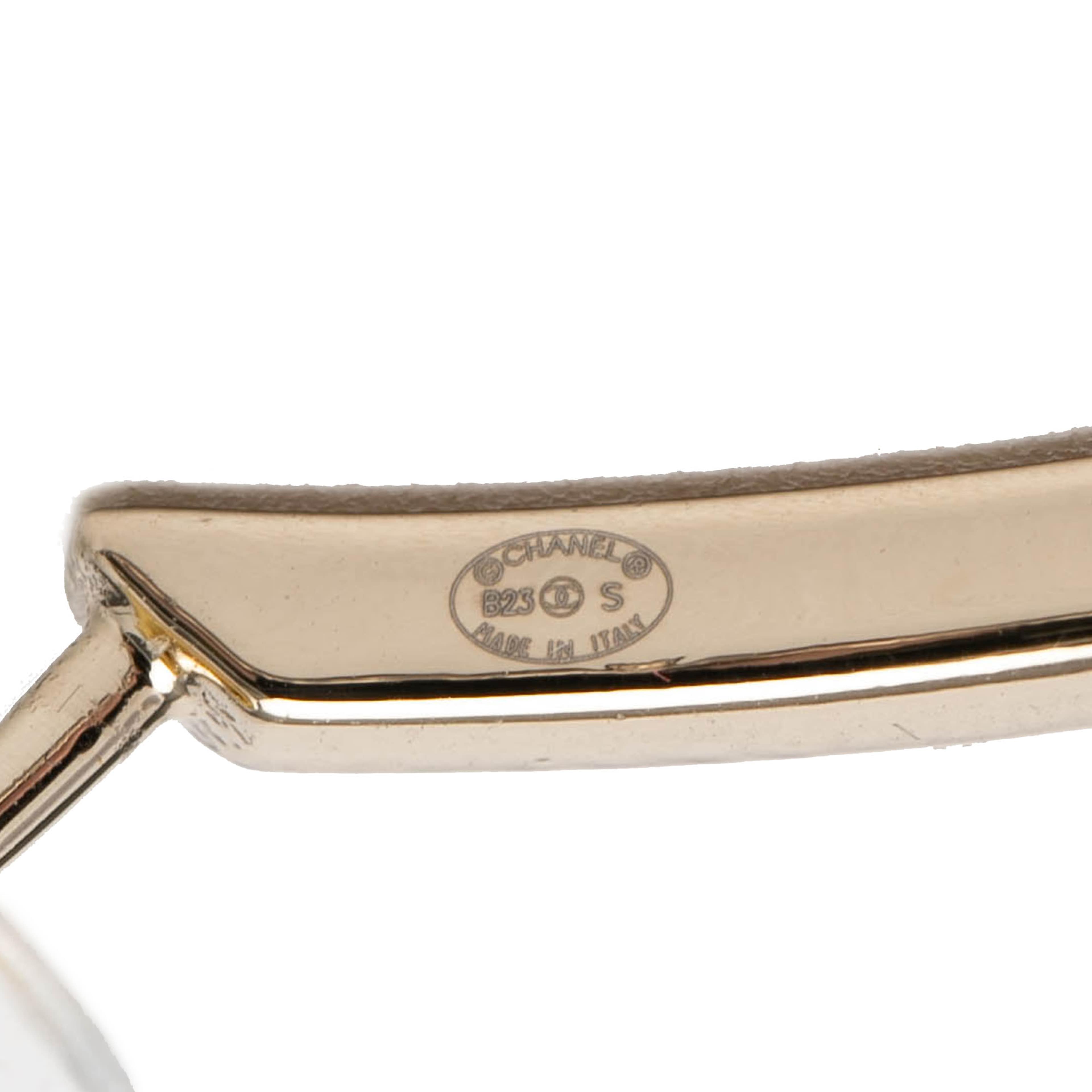 Chanel Cc Gold Plated Strass Hoop Push Back Earrings, från Luxclusif, i färgen gold. Klicka för att öppna bilden i stort format