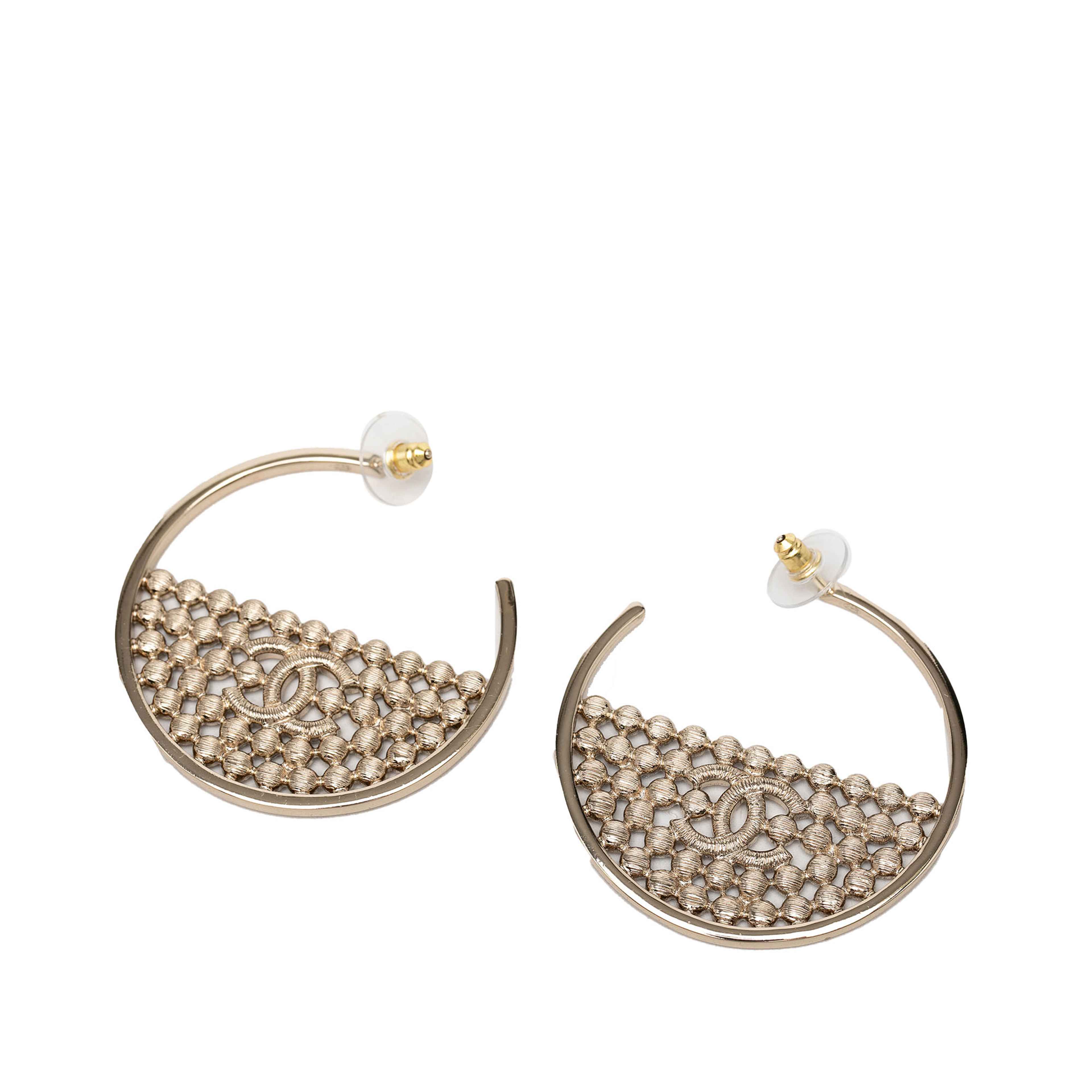 Chanel Cc Gold Plated Strass Hoop Push Back Earrings, från Luxclusif, i färgen gold. Klicka för att öppna bilden i stort format