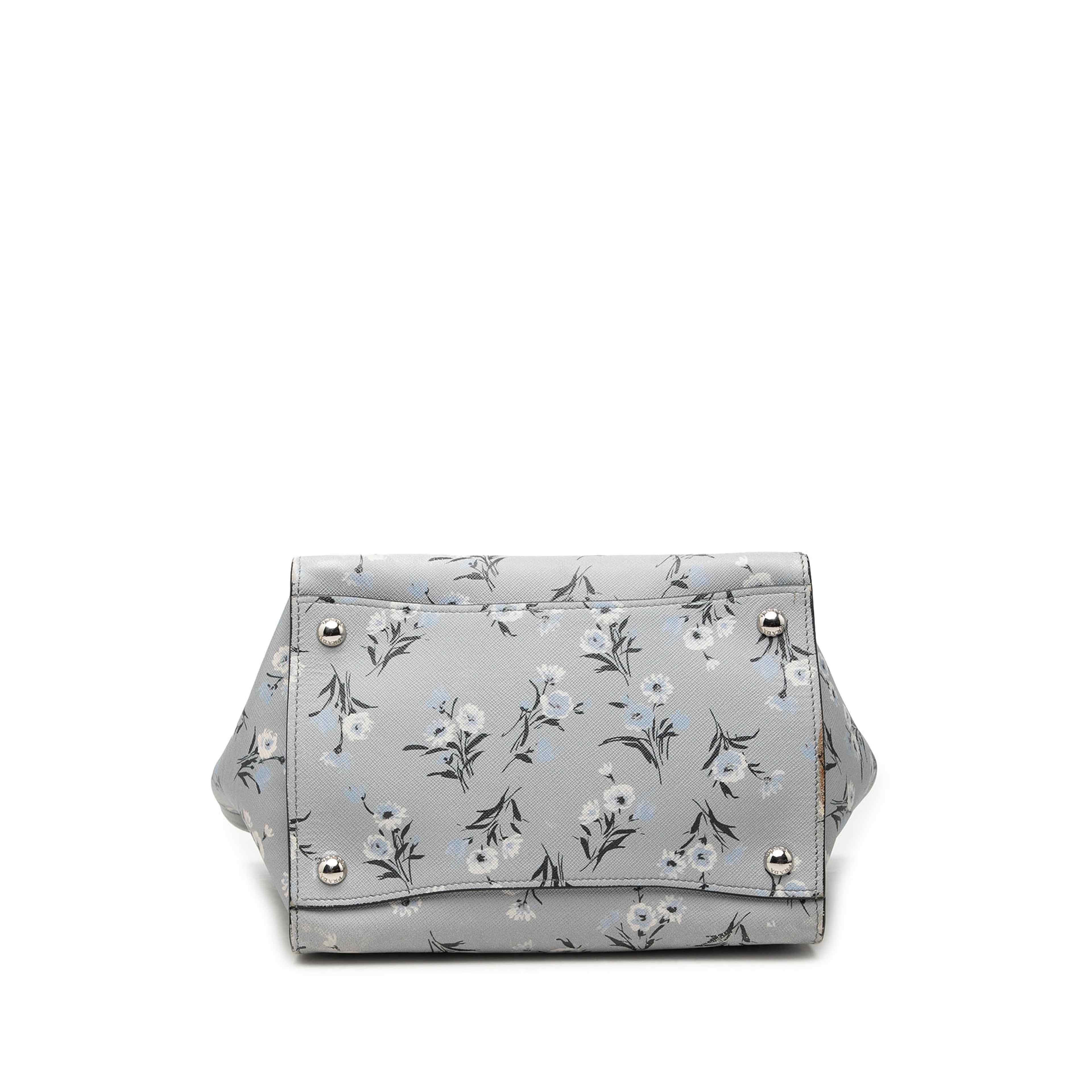 Prada Saffiano Floral Twin Pocket Satchel, från Luxclusif, i färgen grå. Klicka för att öppna bilden i stort format