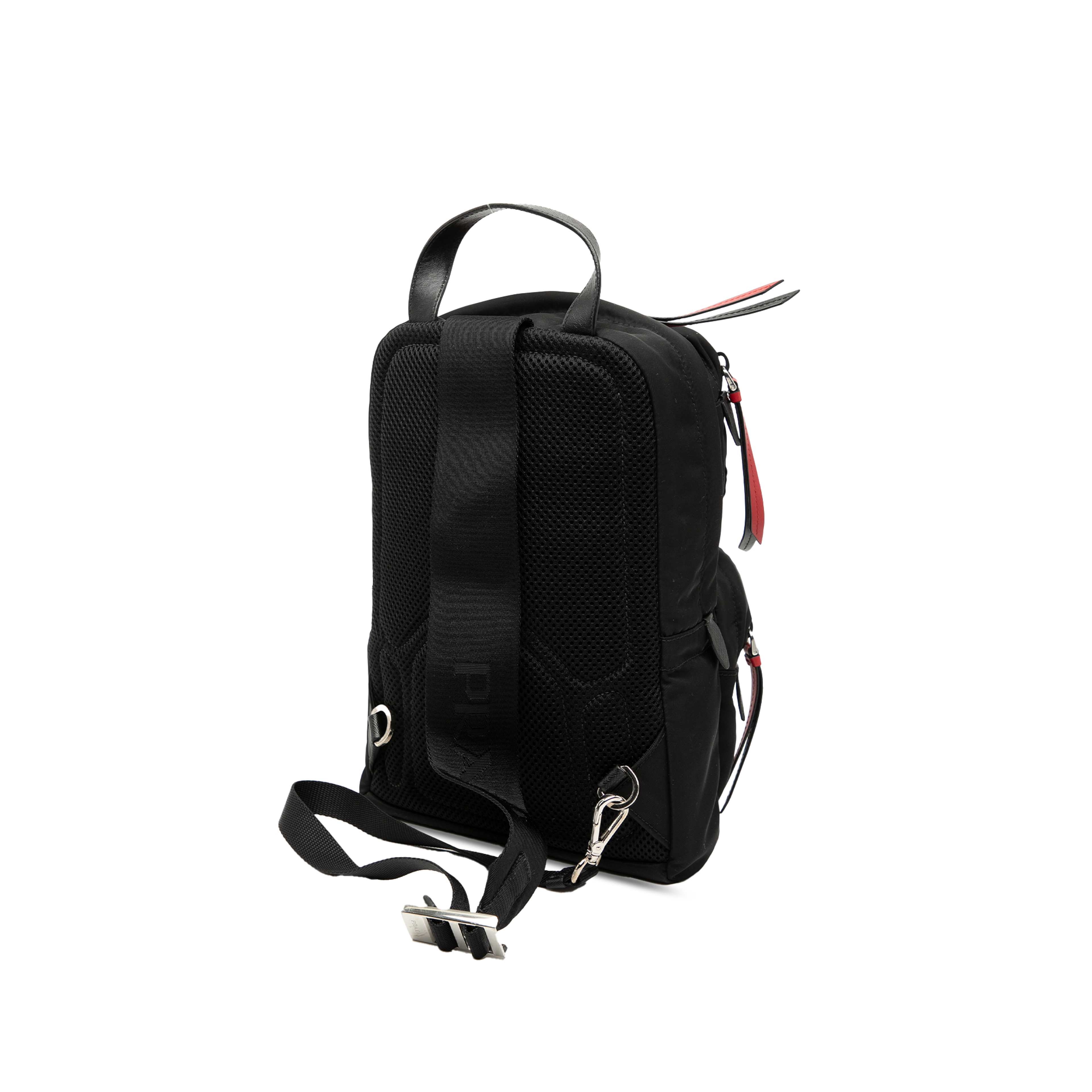 Prada Tessuto Robot Fluo Sling Backpack, från Luxclusif, i färgen black. Klicka för att öppna bilden i stort format