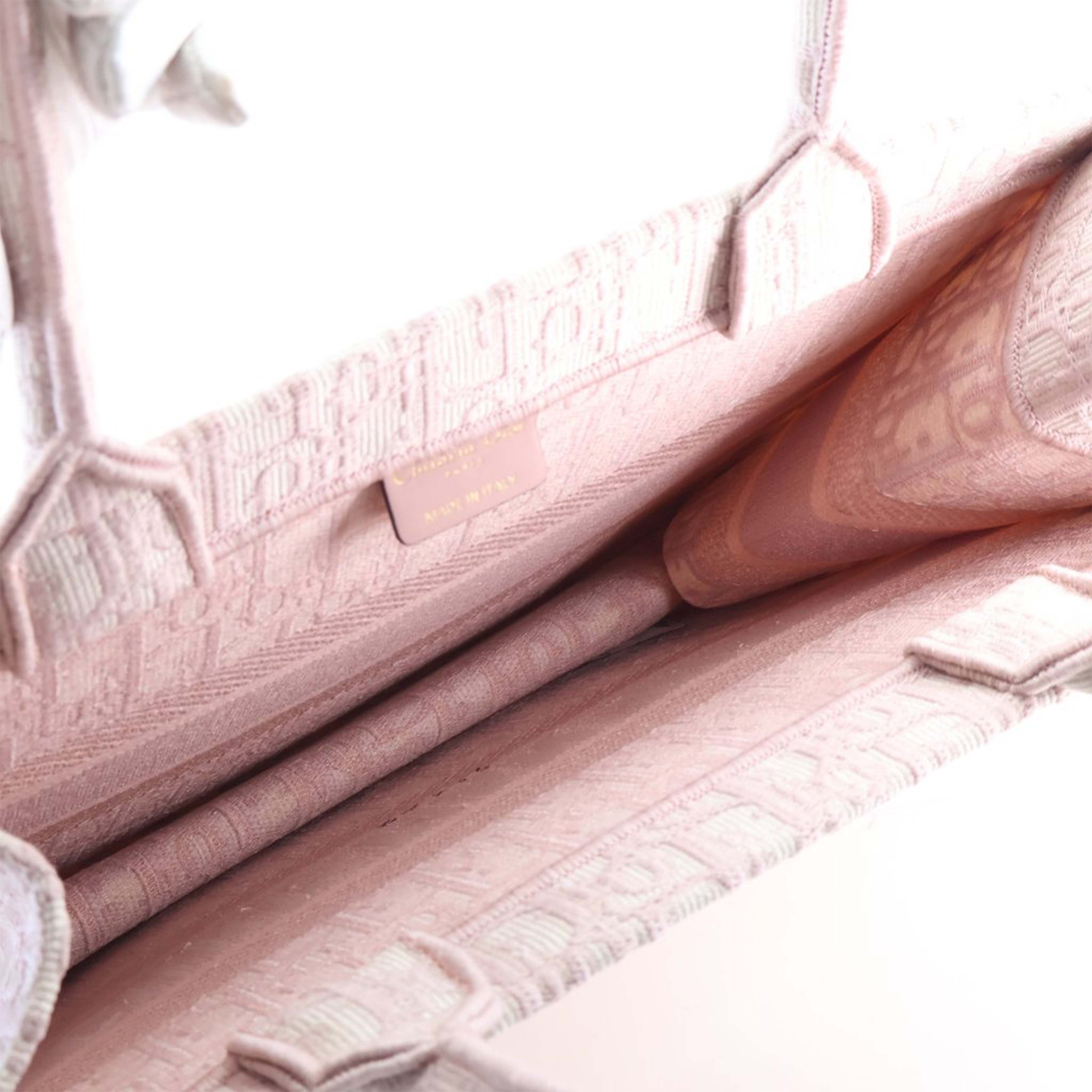 Dior Medium Oblique Embroidered Canvas Book Tote, från Luxclusif, i färgen lily. Klicka för att öppna bilden i stort format