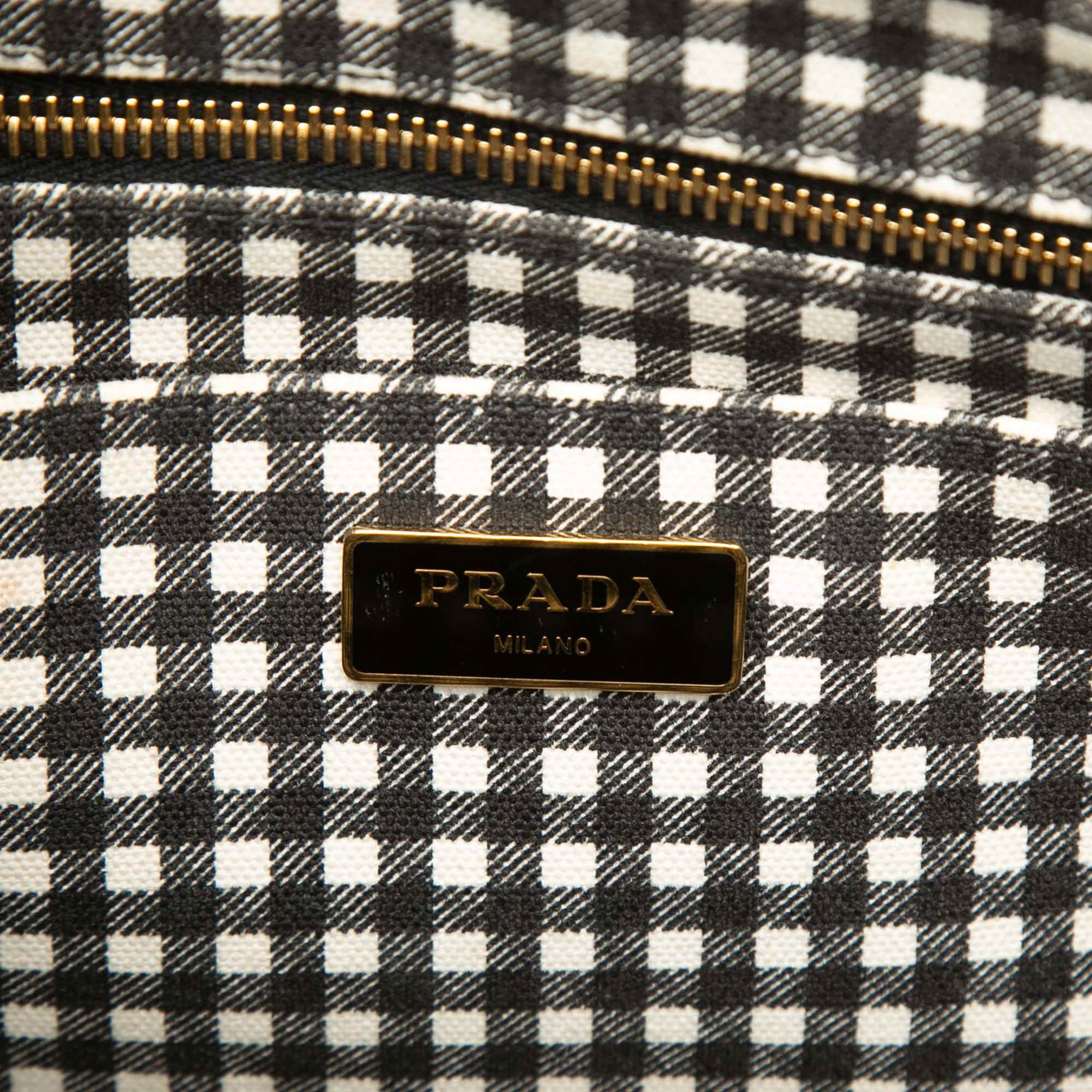 Prada Small Canvas Canapa Logo Tote, från Luxclusif, i färgen svart. Klicka för att öppna bilden i stort format