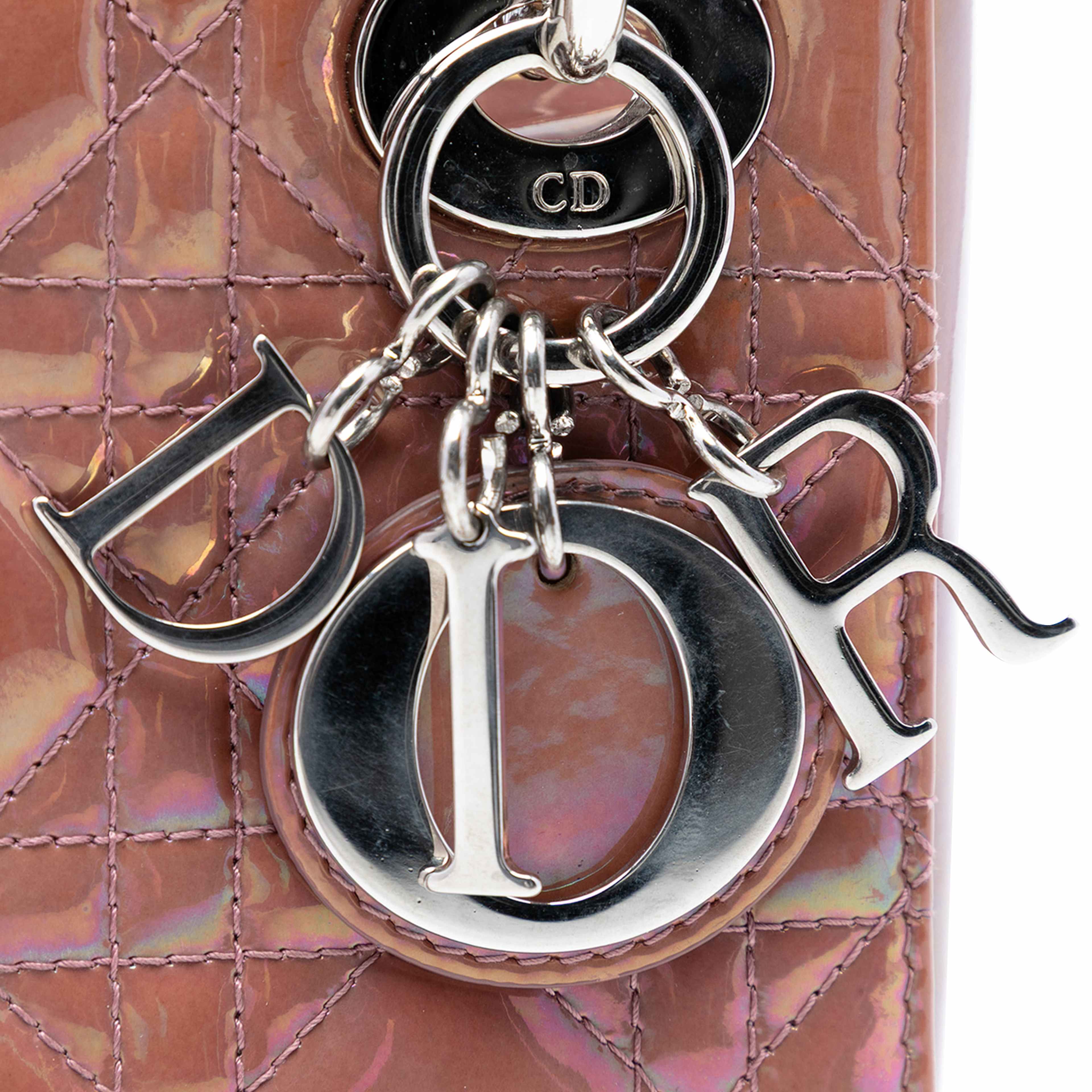 Dior Mini Iridescent Patent Cannage Lady Dior, från Luxclusif, i färgen rose gold. Klicka för att öppna bilden i stort format