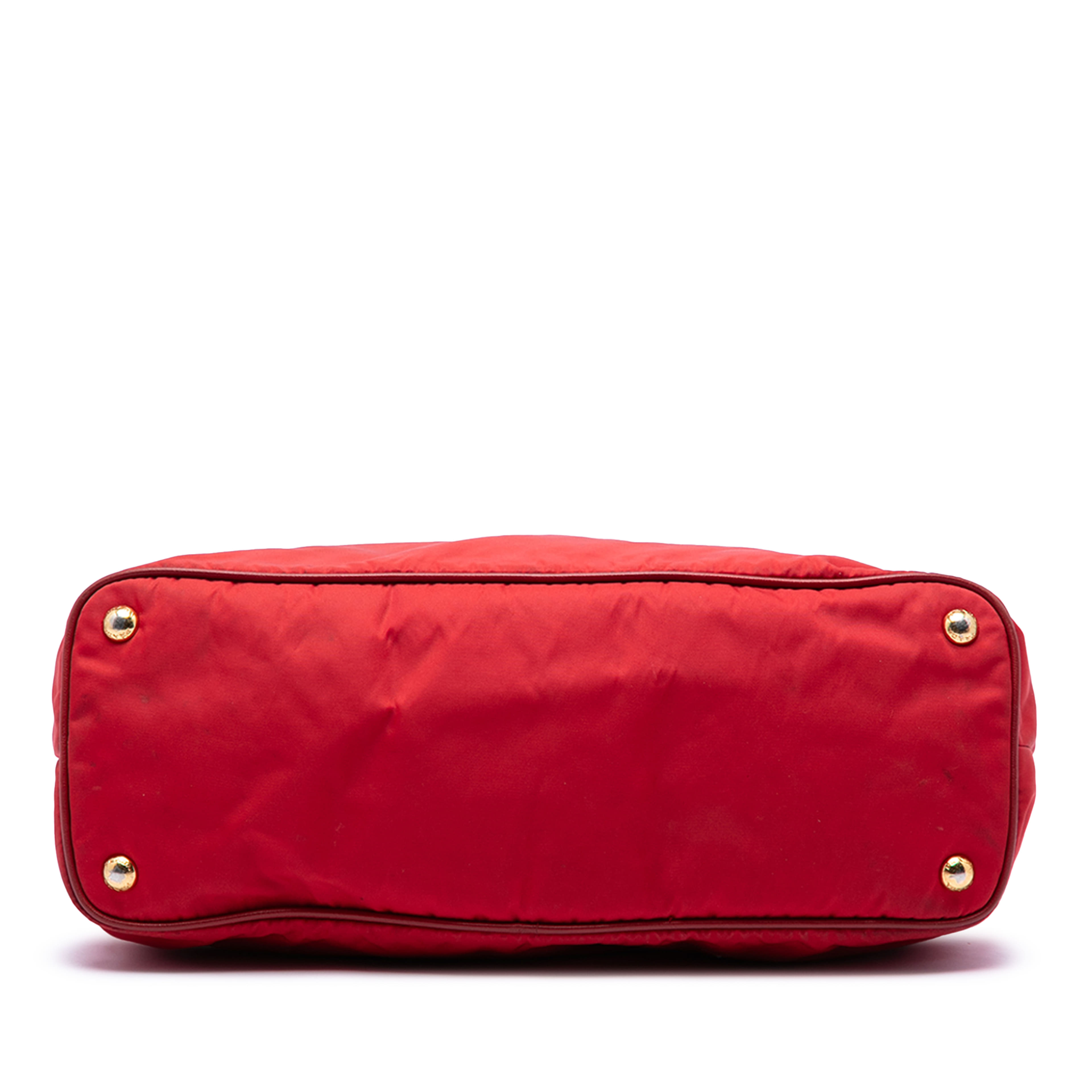 Prada Saffiano Trimmed Tessuto Tote, från Luxclusif, i färgen red. Klicka för att öppna bilden i stort format