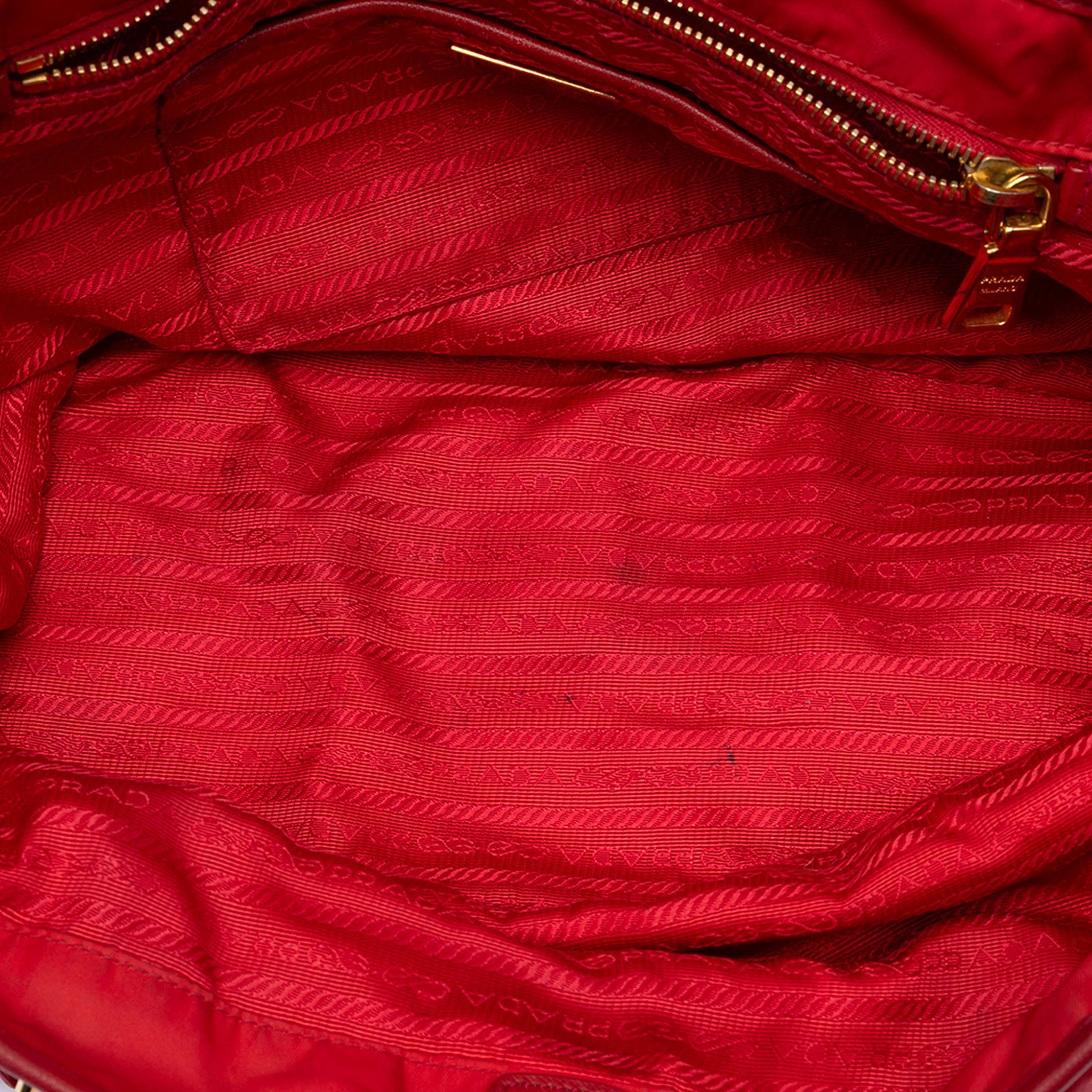 Prada Saffiano Trimmed Tessuto Tote, från Luxclusif, i färgen red. Klicka för att öppna bilden i stort format
