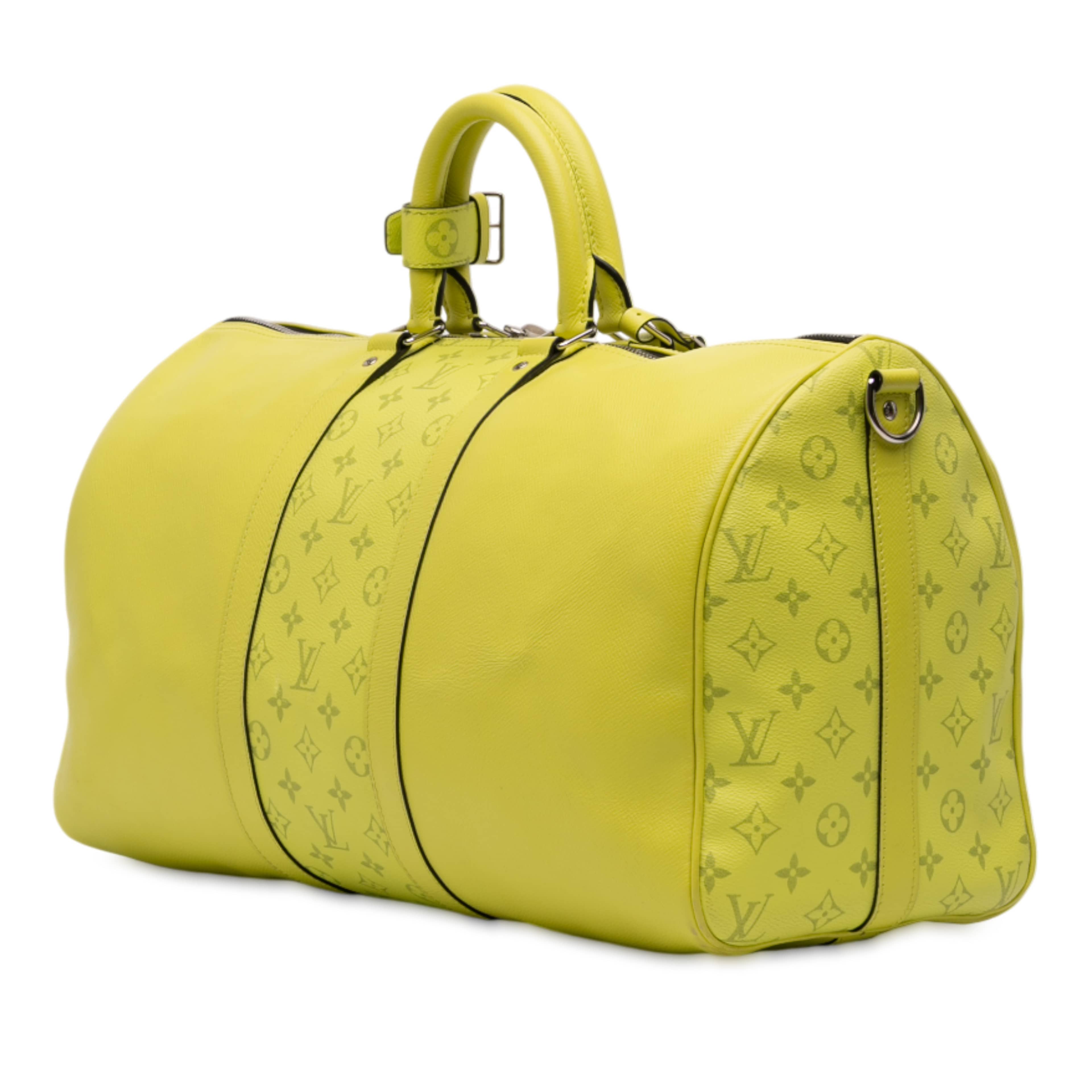 Louis Vuitton Taigarama Keepall Bandouliere 50, från Luxclusif, i färgen yellow. Klicka för att öppna bilden i stort format