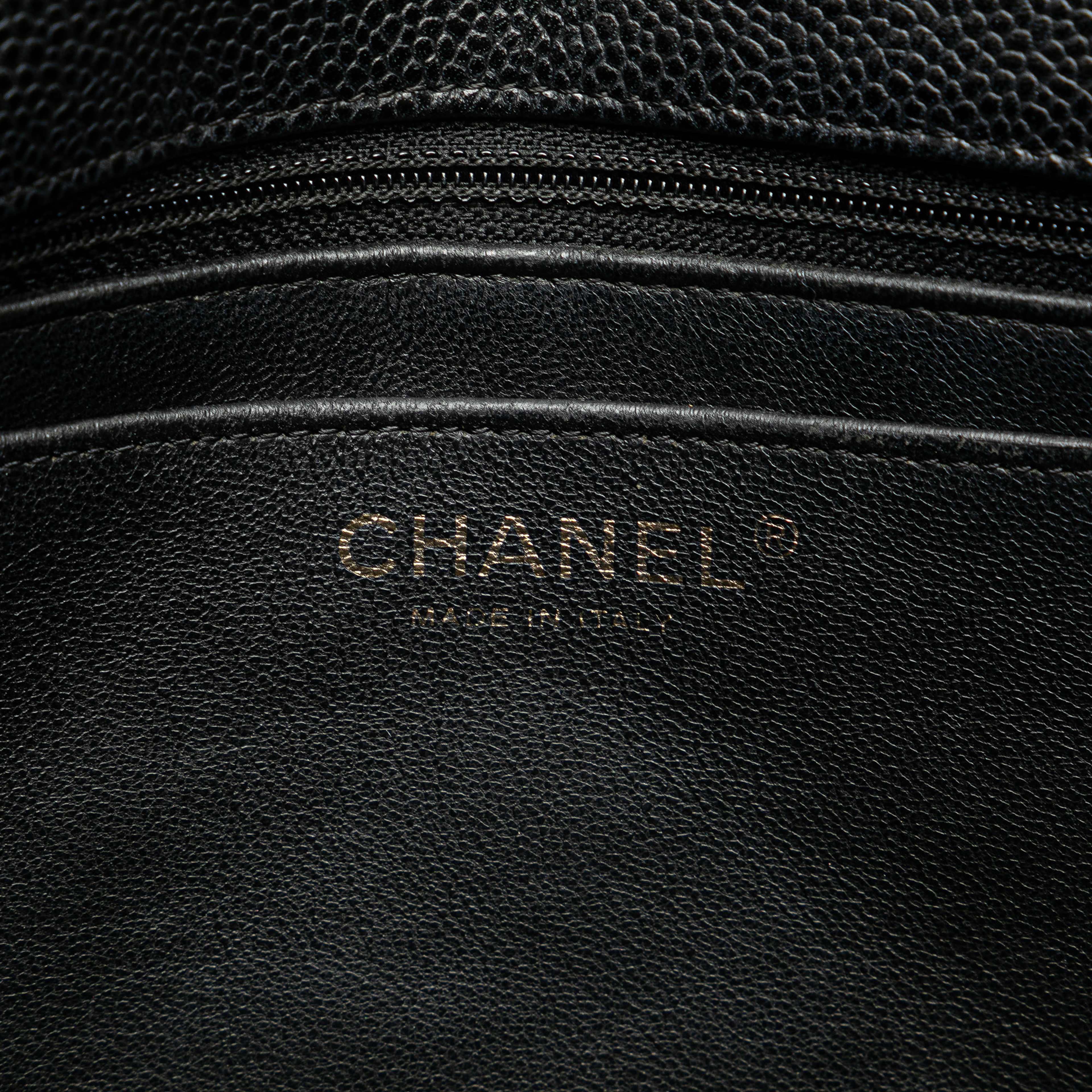 Chanel Jumbo Classic Caviar Single Flap, från Luxclusif, i färgen black. Klicka för att öppna bilden i stort format