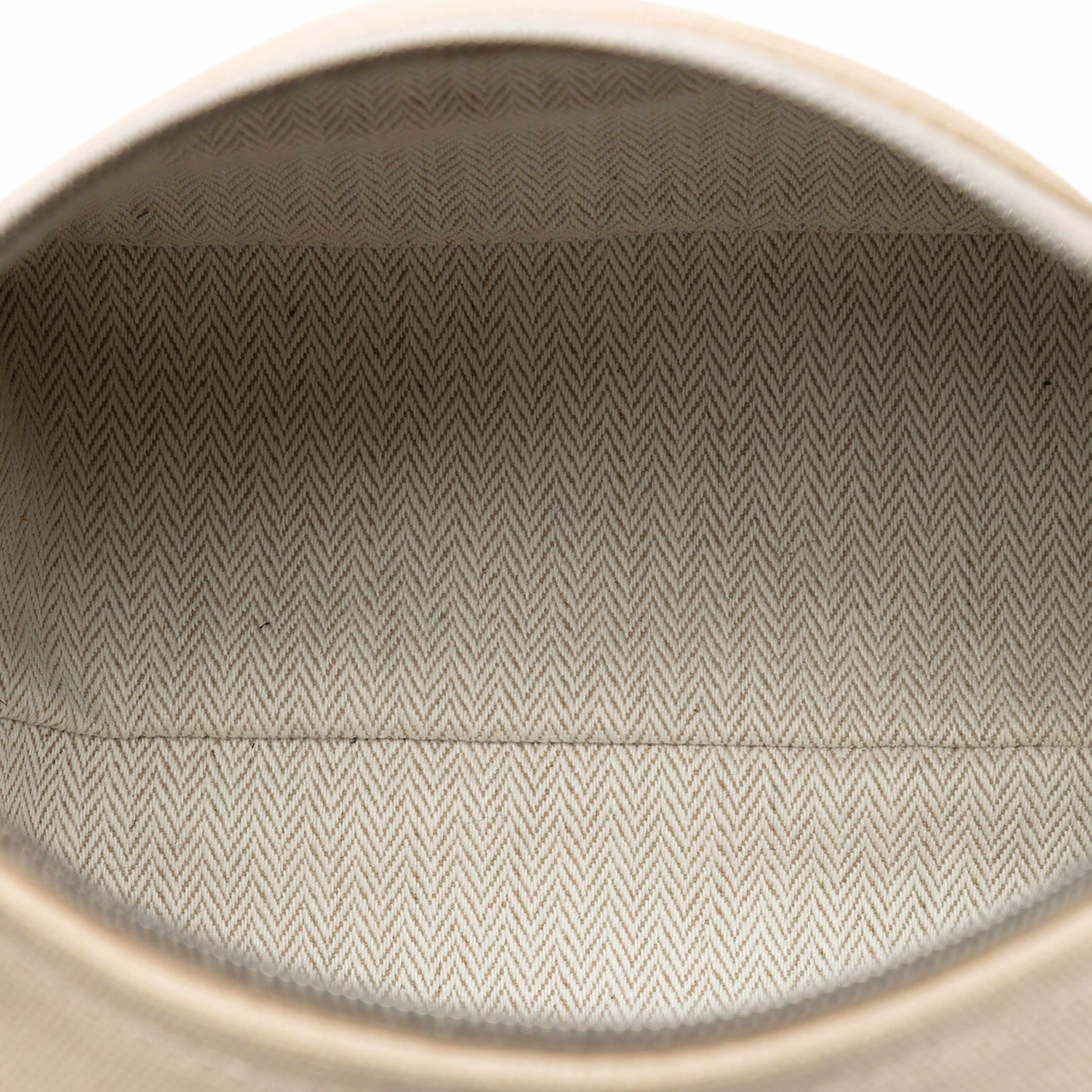 Hermès Small Toile Bride A Brac Case, från Luxclusif, i färgen beige. Klicka för att öppna bilden i stort format