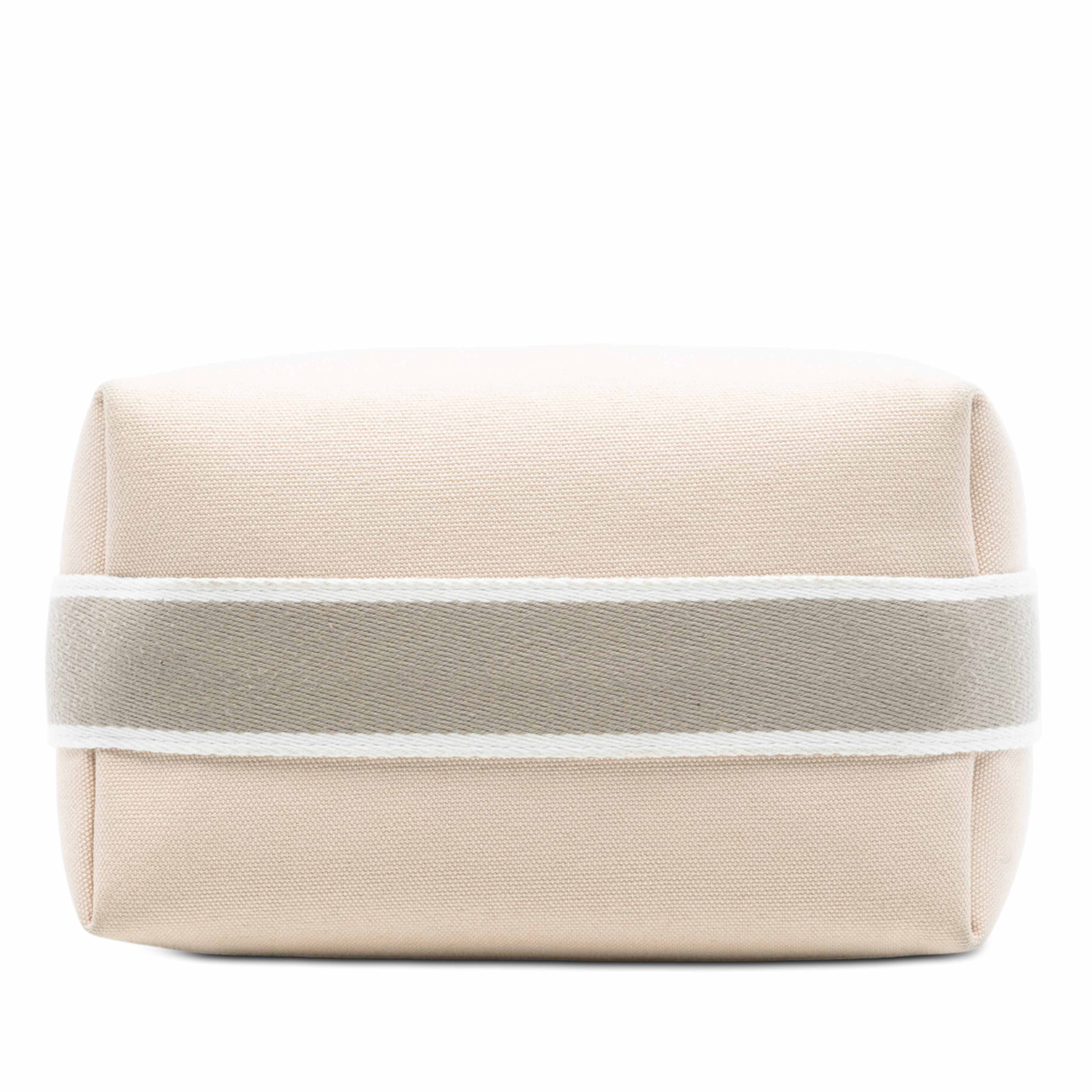 Hermès Small Toile Bride A Brac Case, från Luxclusif, i färgen beige. Klicka för att öppna bilden i stort format