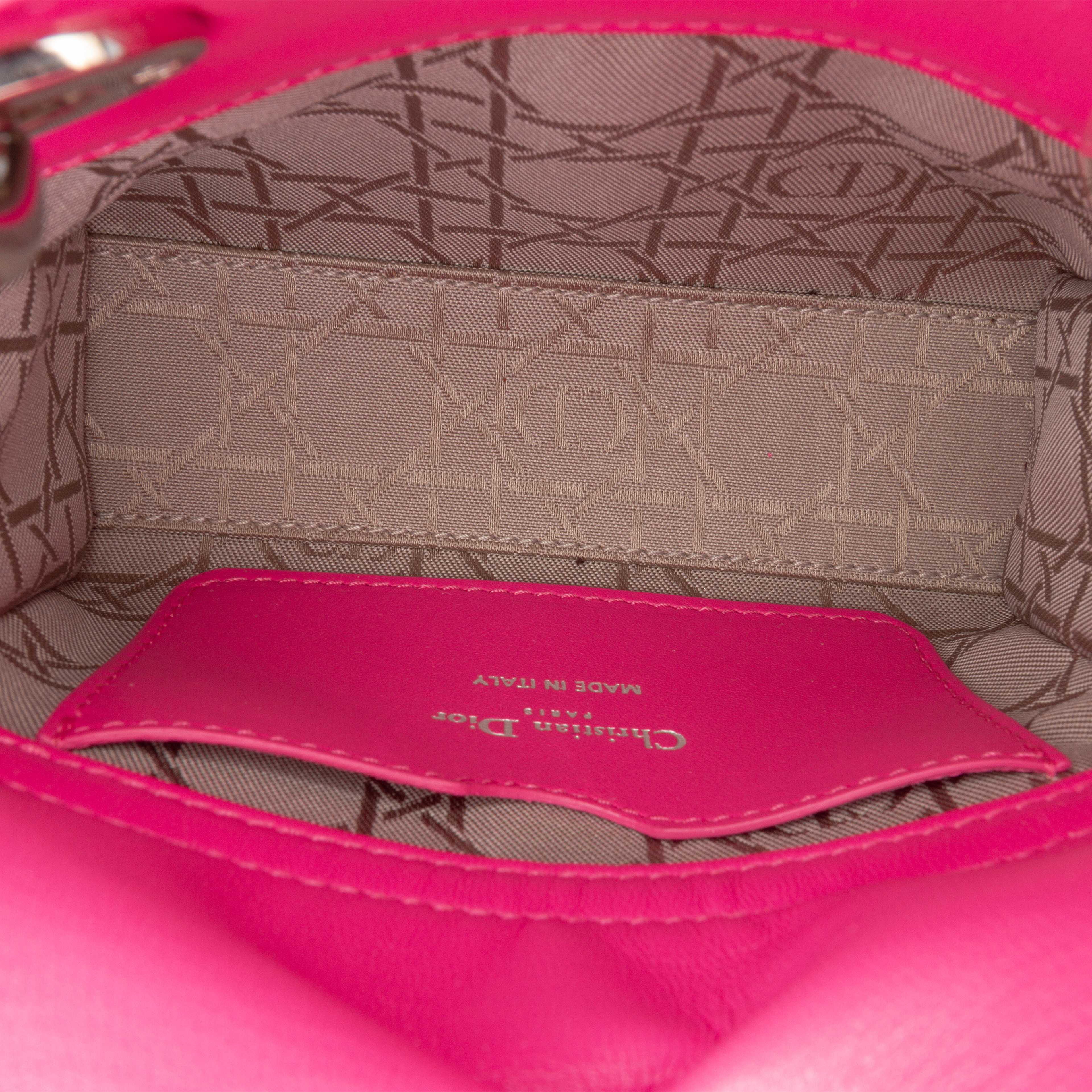 Dior Mini Lambskin Cannage Lady Dior, från Luxclusif, i färgen hot pink. Klicka för att öppna bilden i stort format