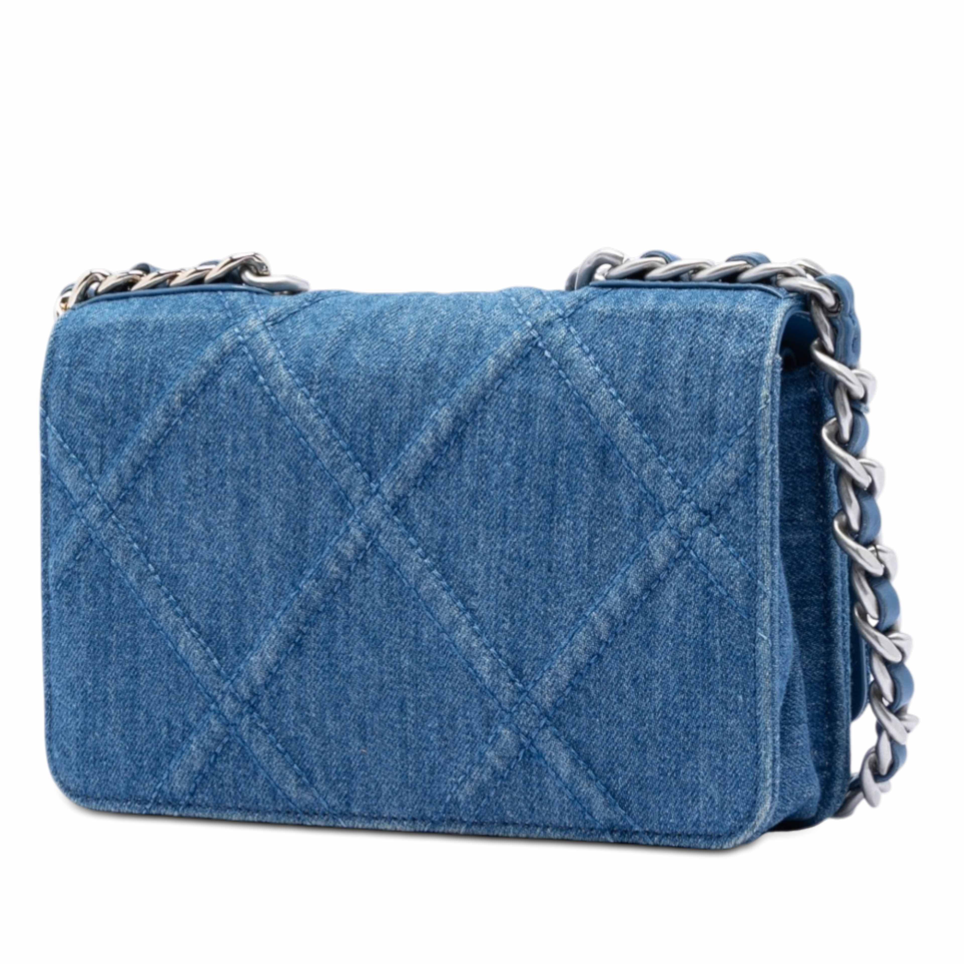 Chanel Denim 19 Flap Wallet On Chain, från Luxclusif, i färgen blue. Klicka för att öppna bilden i stort format