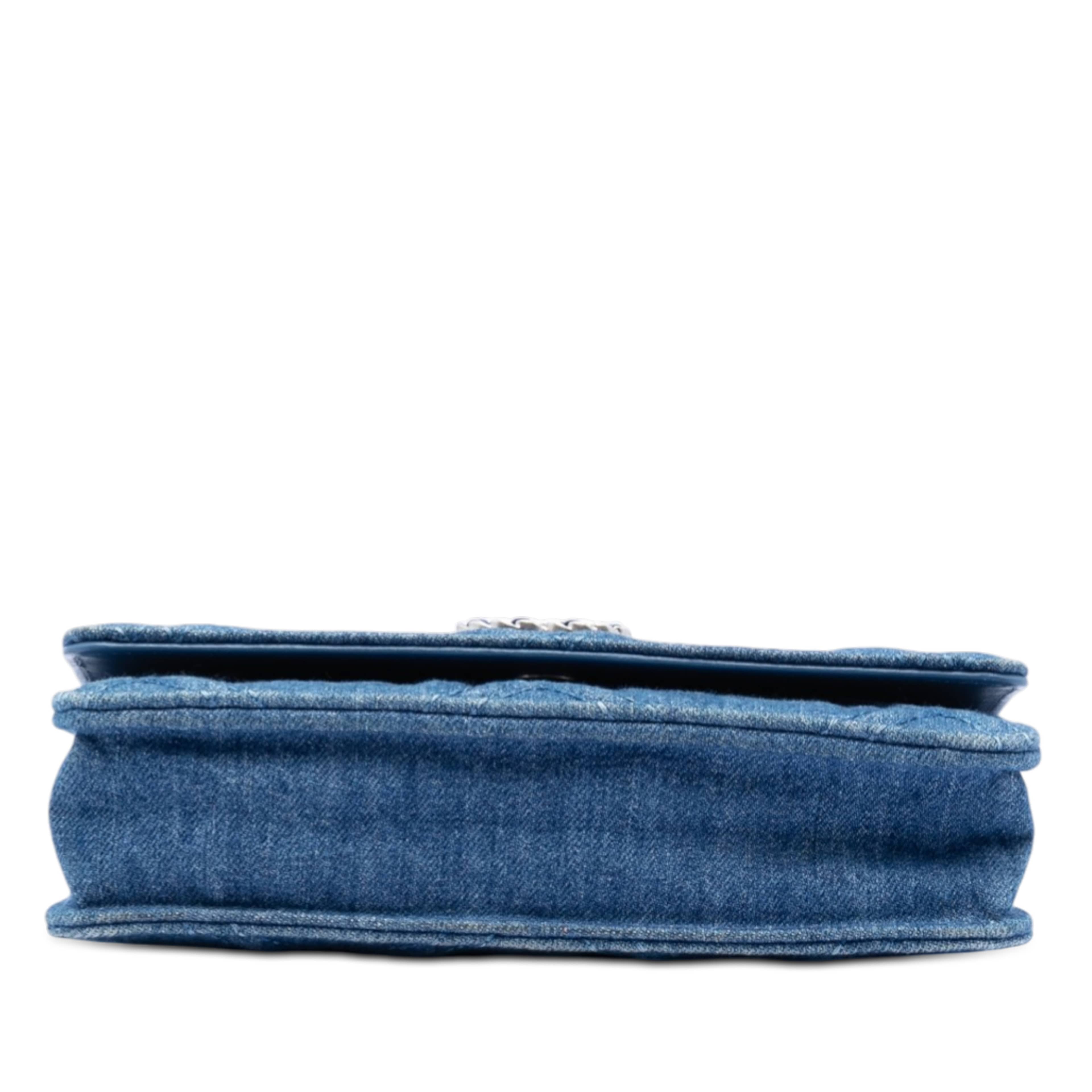 Chanel Denim 19 Flap Wallet On Chain, från Luxclusif, i färgen blue. Klicka för att öppna bilden i stort format