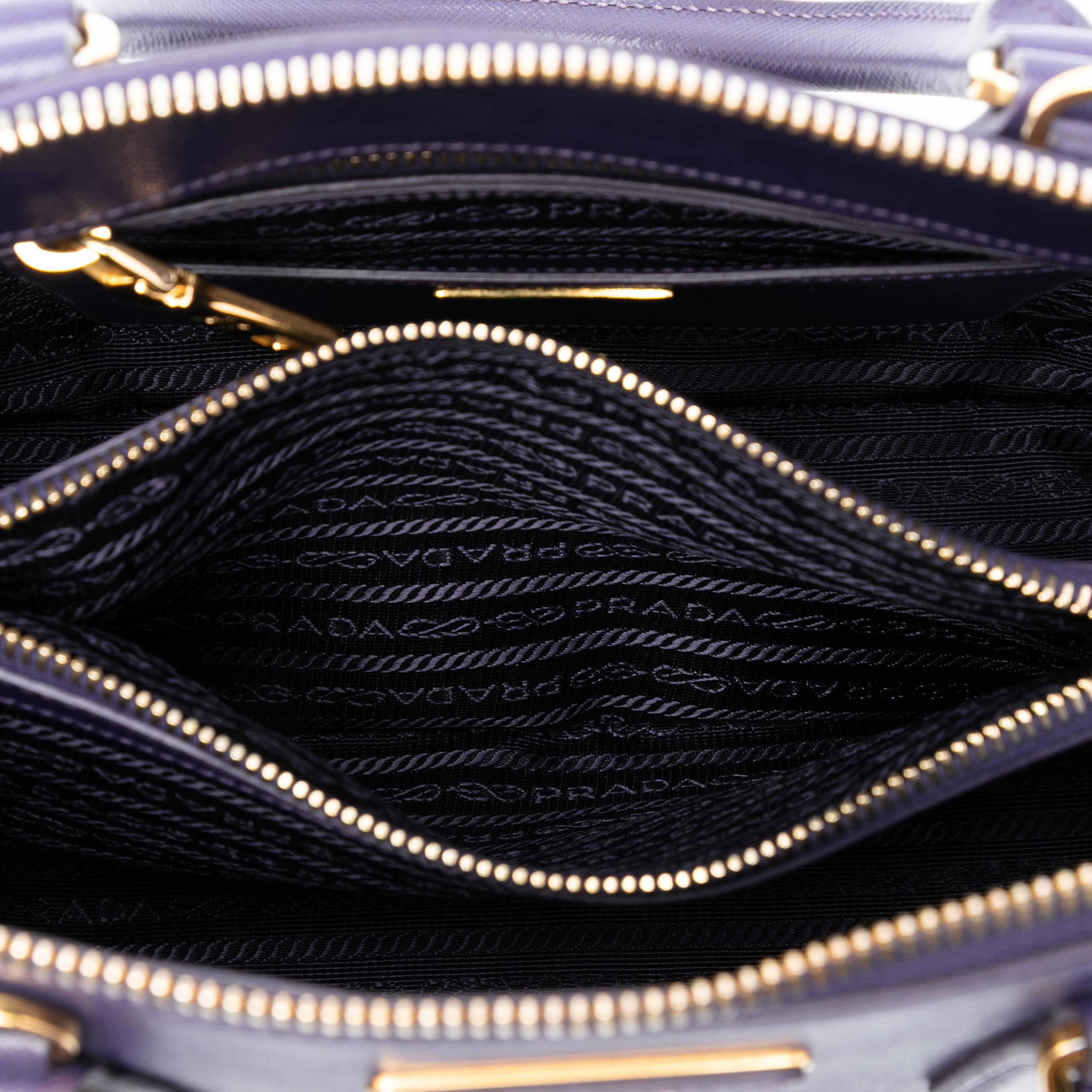 Prada Medium Saffiano Lux Promenade Satchel, från Luxclusif, i färgen dark purple. Klicka för att öppna bilden i stort format