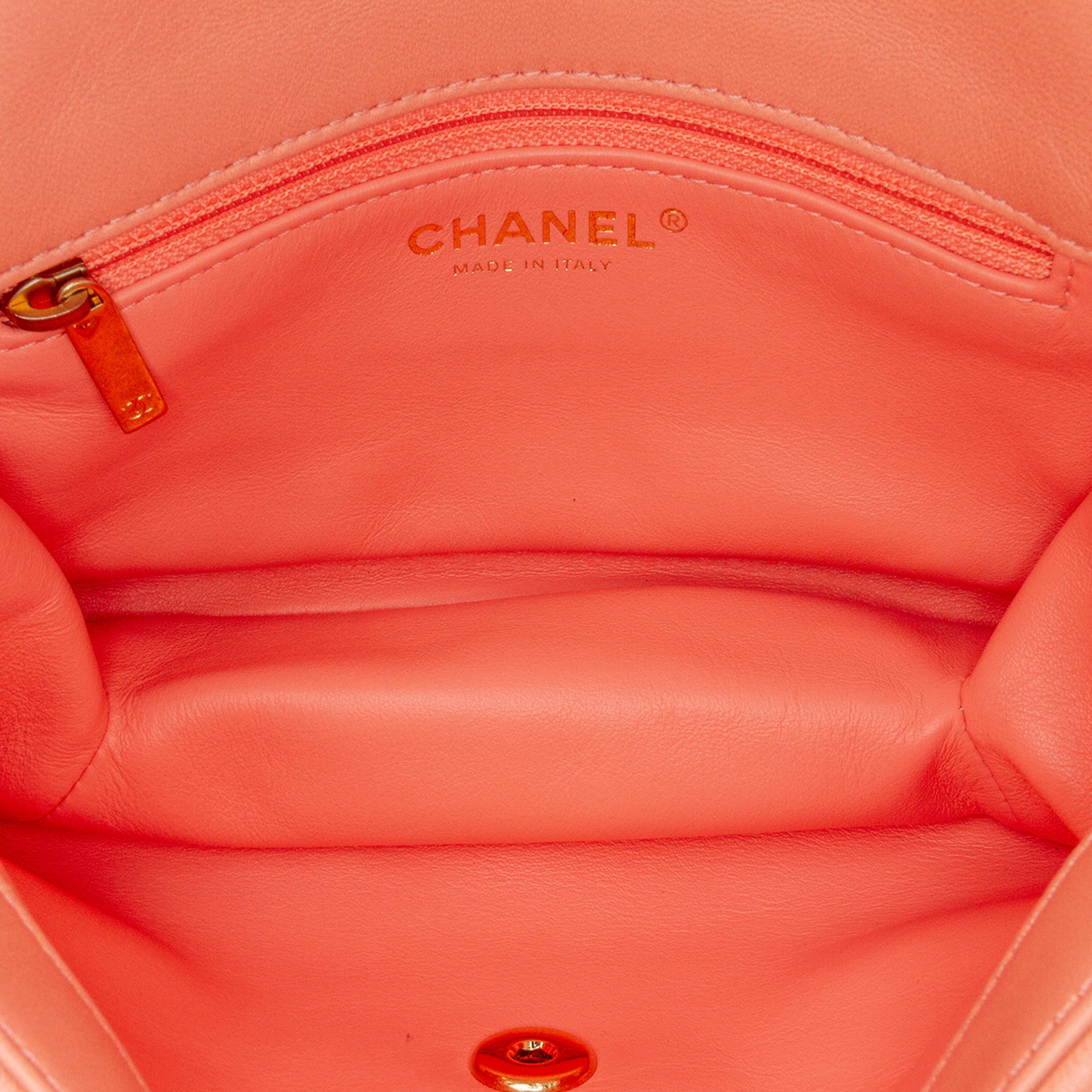Chanel Small Lambskin Color Match Flap, från Luxclusif, i färgen salmon. Klicka för att öppna bilden i stort format