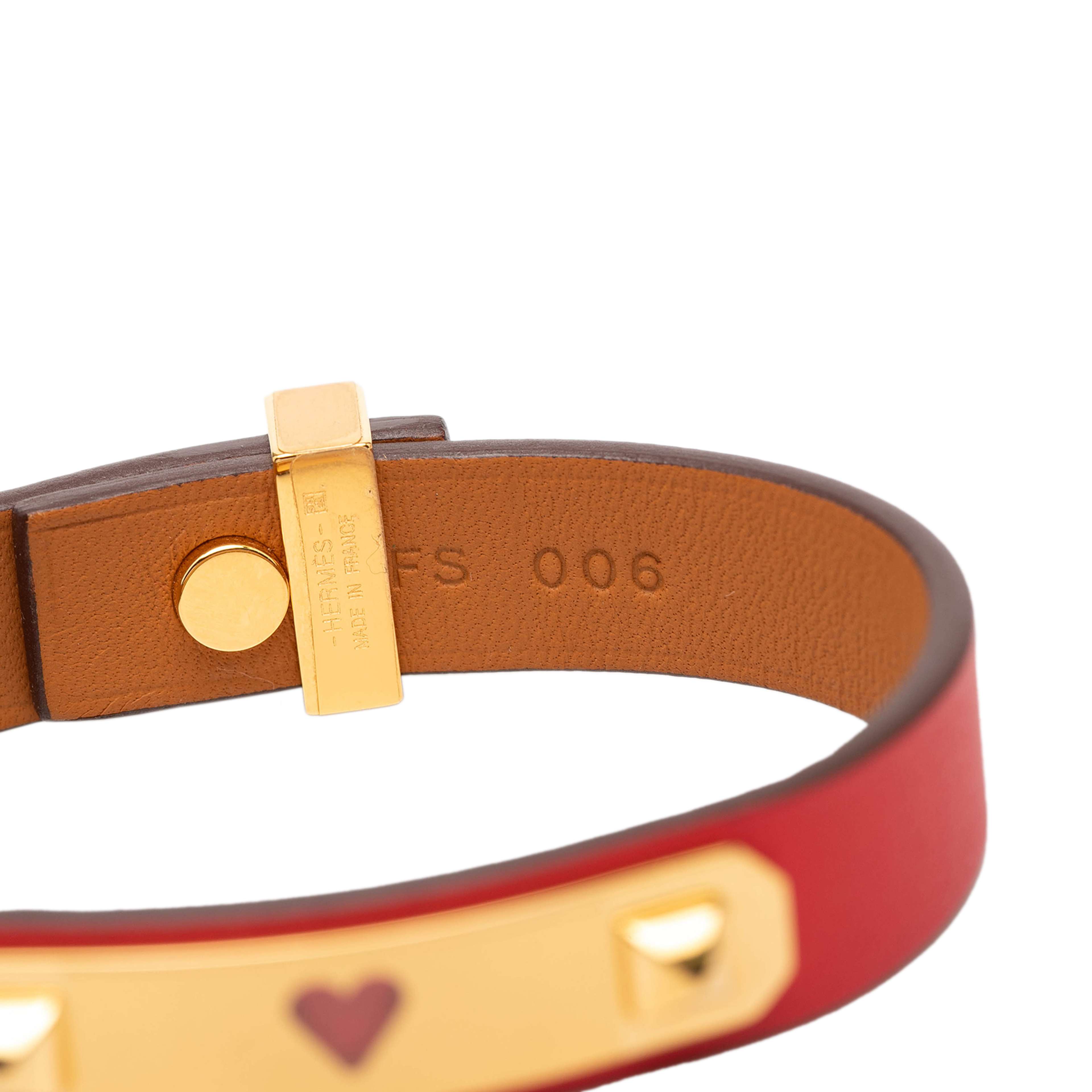 Hermès Narrow Swift As De Coeur Bracelet, från Luxclusif, i färgen red. Klicka för att öppna bilden i stort format
