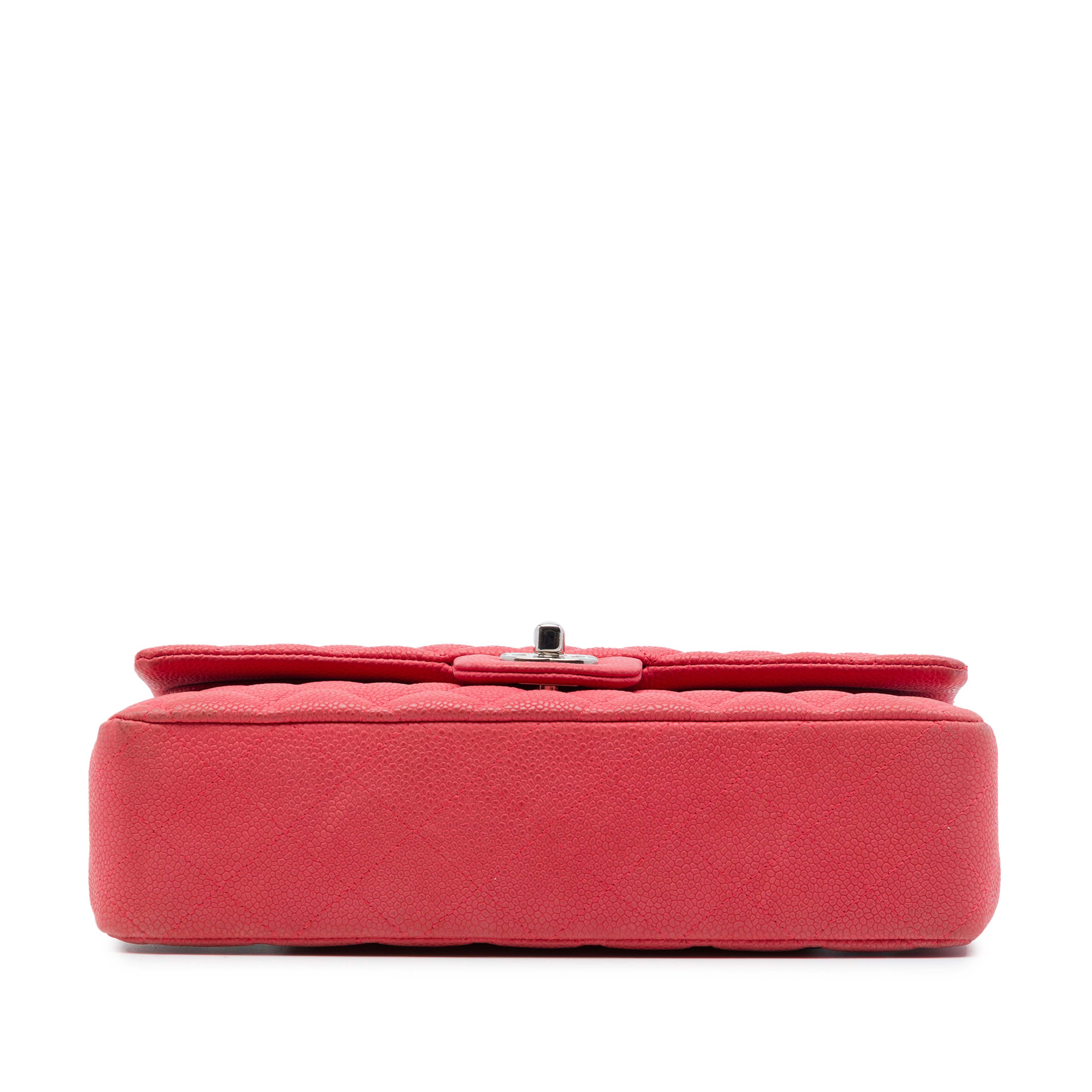 Chanel Medium Classic Caviar Double Flap, från Luxclusif, i färgen röd. Klicka för att öppna bilden i stort format