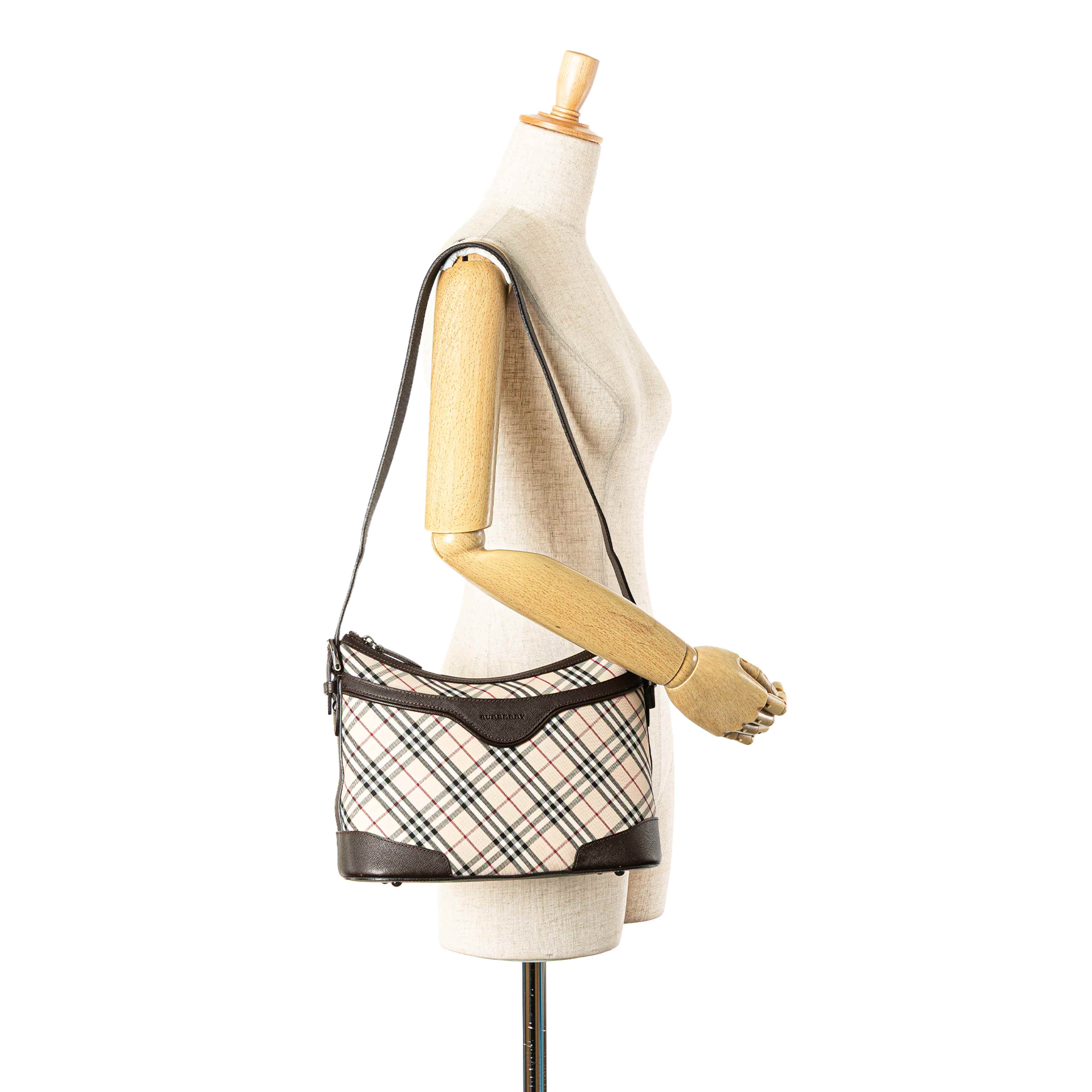 Burberry Nova Check Canvas Shoulder Bag, från Luxclusif, i färgen beige. Klicka för att öppna bilden i stort format