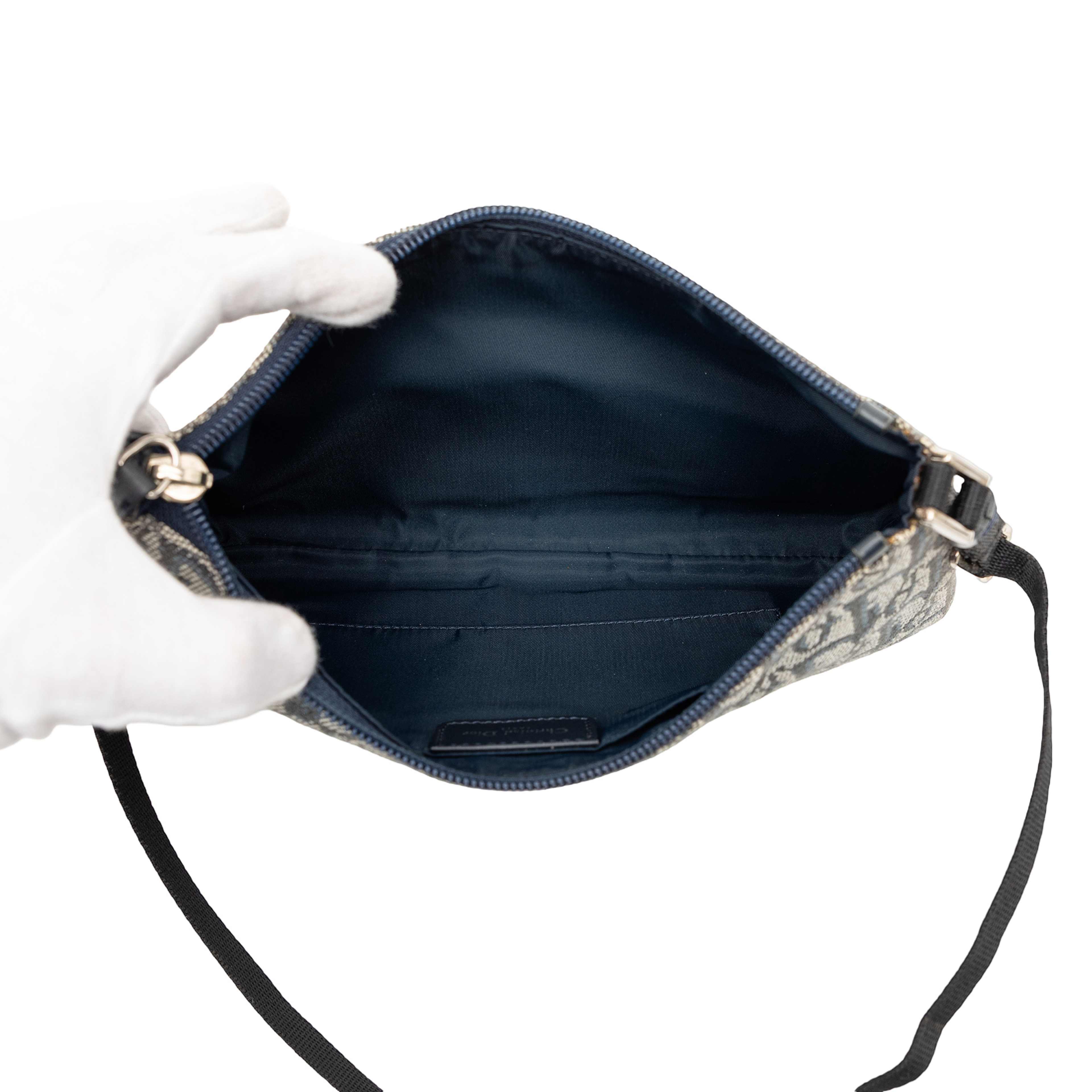 Dior Diorissimo Trotter Canvas Shoulder Bag, från Luxclusif, i färgen blue. Klicka för att öppna bilden i stort format