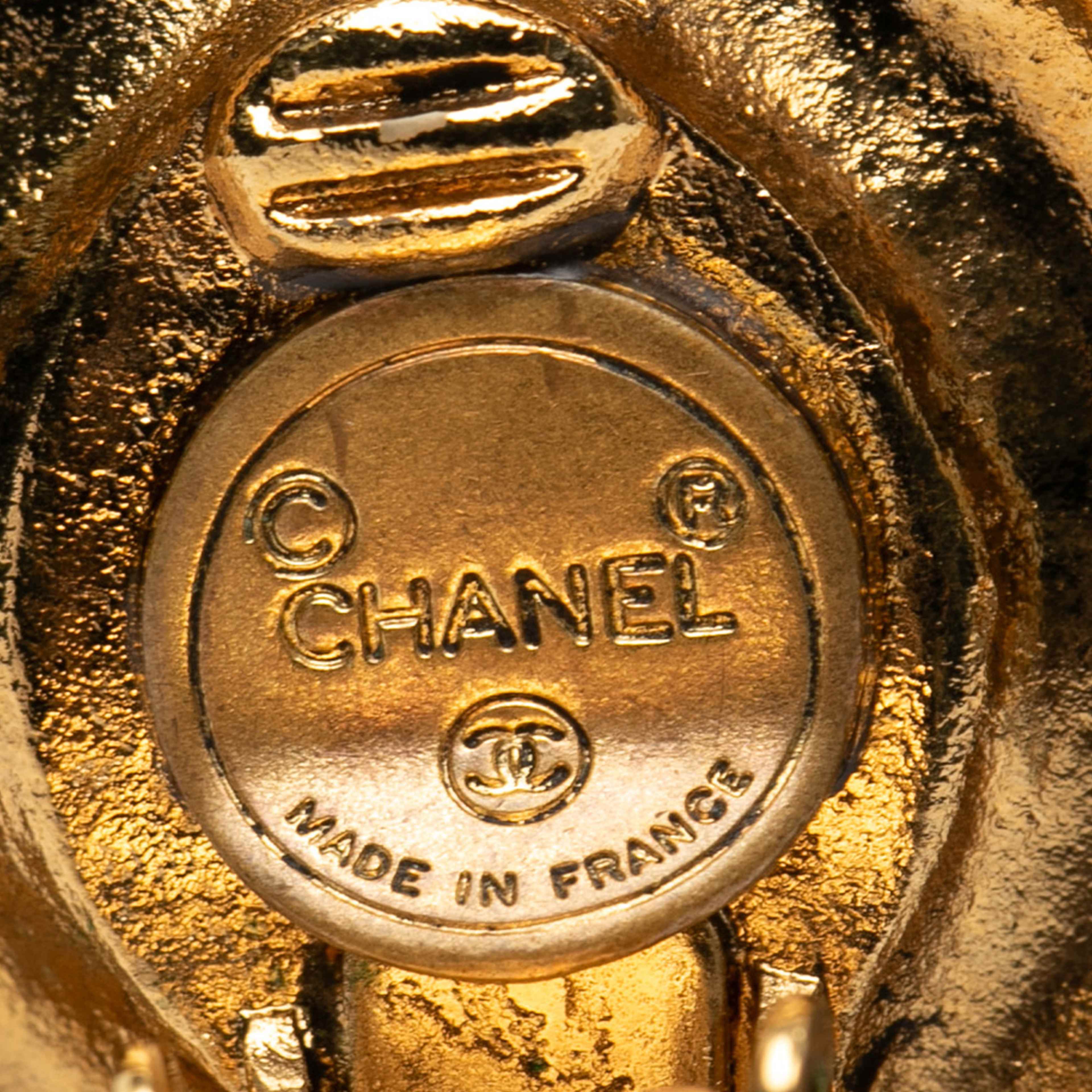 Chanel Gold Plated Rhinestone Round Clip On Earrings, från Luxclusif, i färgen gold. Klicka för att öppna bilden i stort format