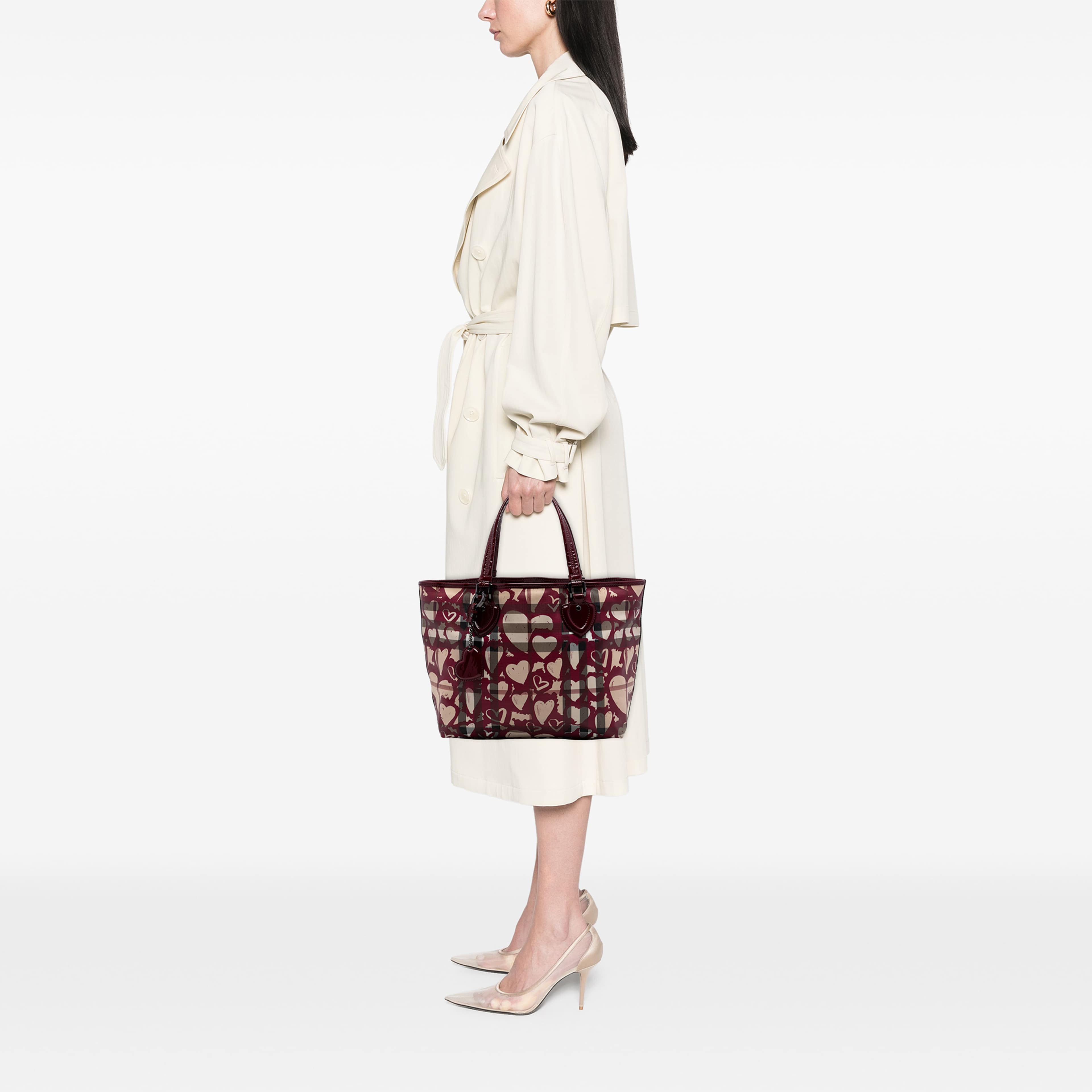 Burberry House Check Coated Canvas Hearts Gracie Tote, från Luxclusif, i färgen röd. Klicka för att öppna bilden i stort format