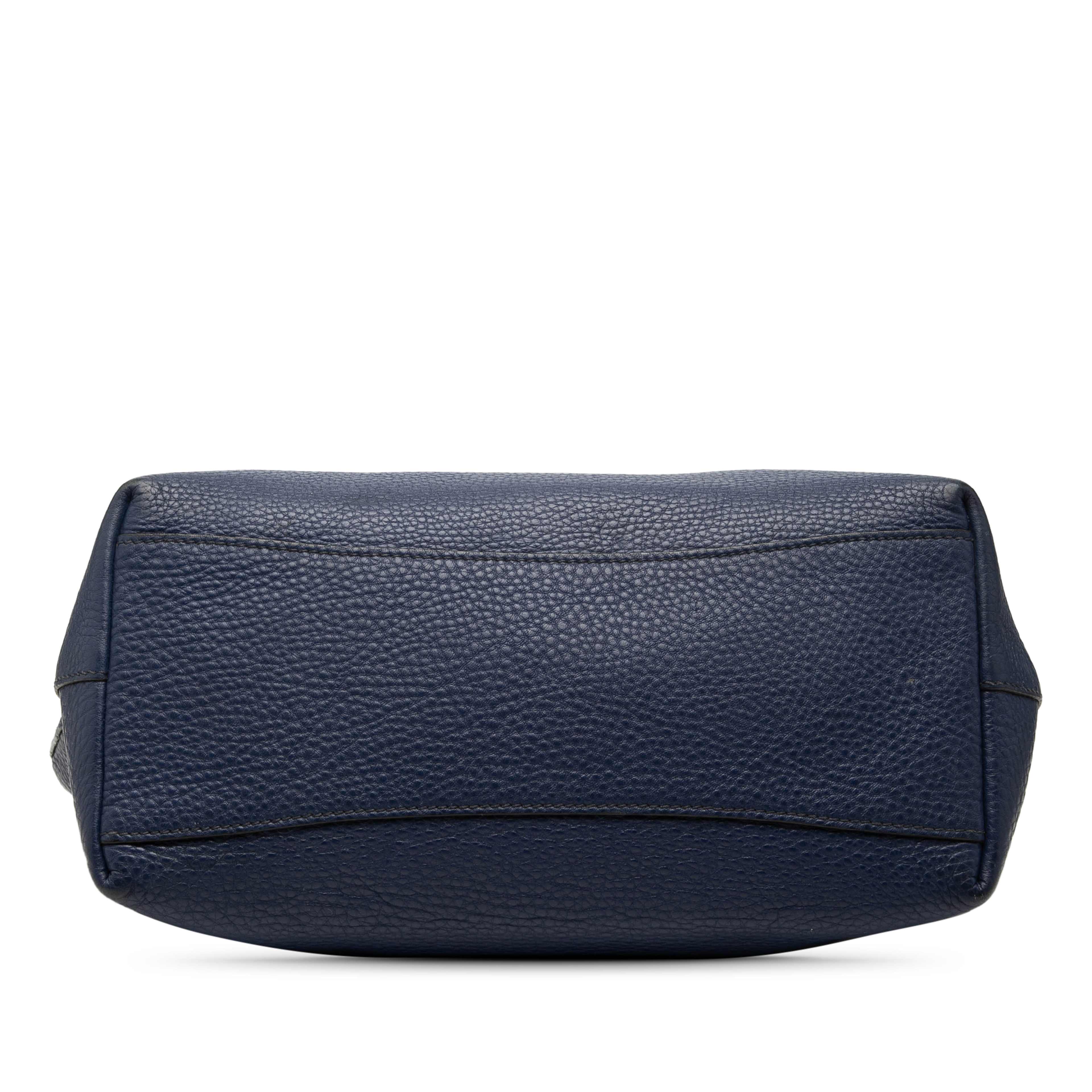 Prada Vitello Daino Canapa Logo Tote, från Luxclusif, i färgen blå. Klicka för att öppna bilden i stort format
