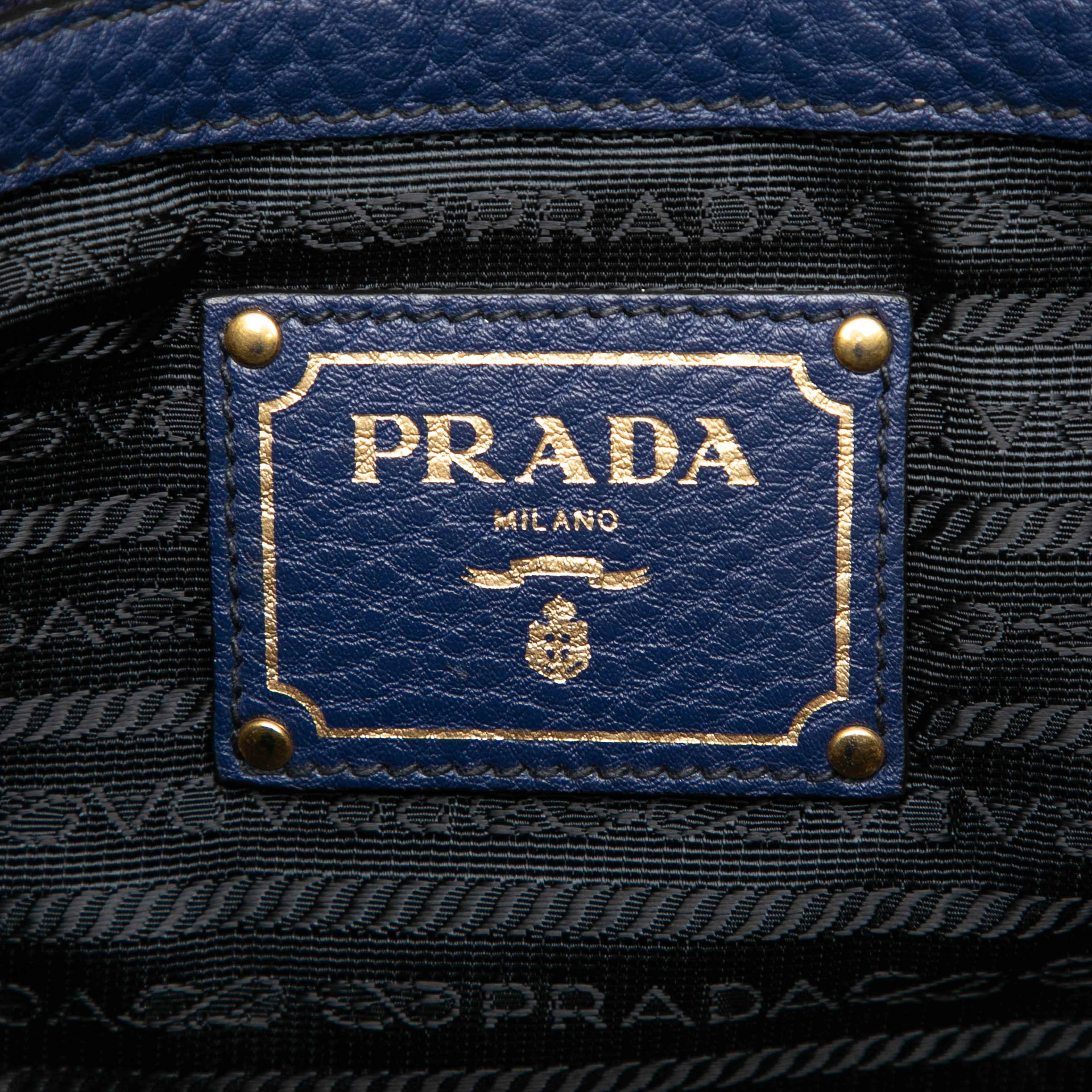 Prada Vitello Daino Canapa Logo Tote, från Luxclusif, i färgen navy. Klicka för att öppna bilden i stort format
