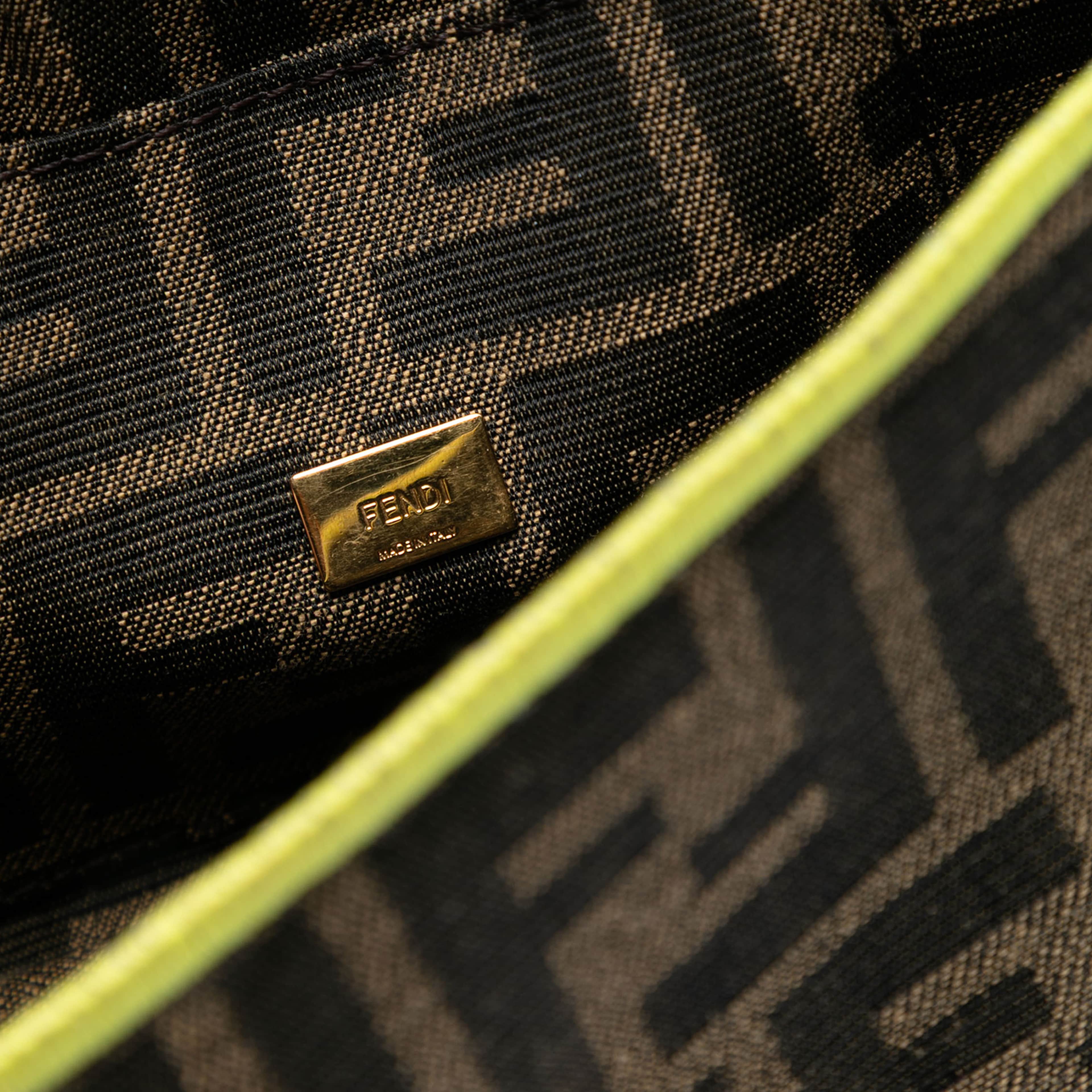 Fendi Mini Zucca Canvas 1974 Roma Amor Baguette Crossbody, från Luxclusif, i färgen brown. Klicka för att öppna bilden i stort format