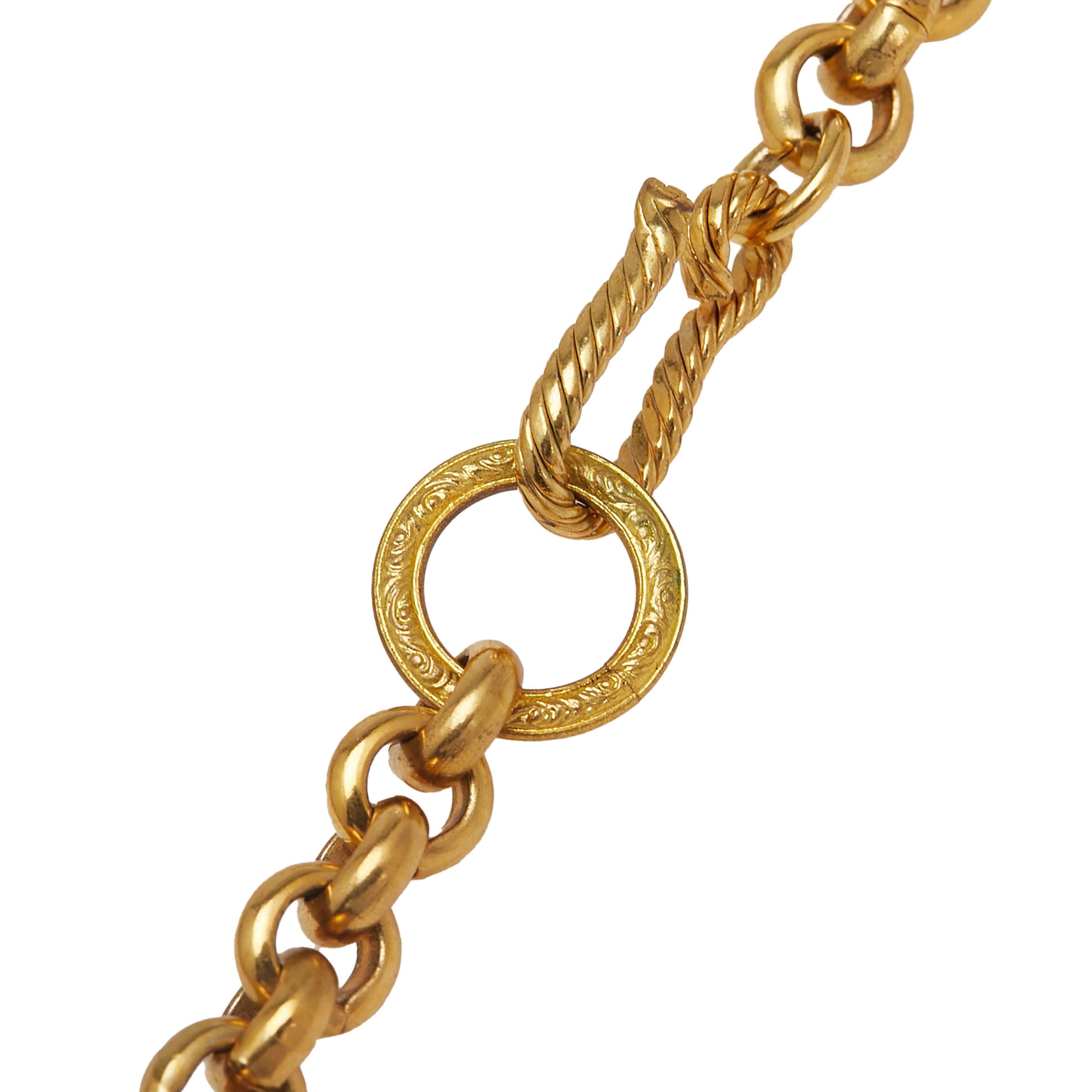 Chanel Cc Gold Plated Diamond Cut Pendant Necklace, från Luxclusif, i färgen guld. Klicka för att öppna bilden i stort format