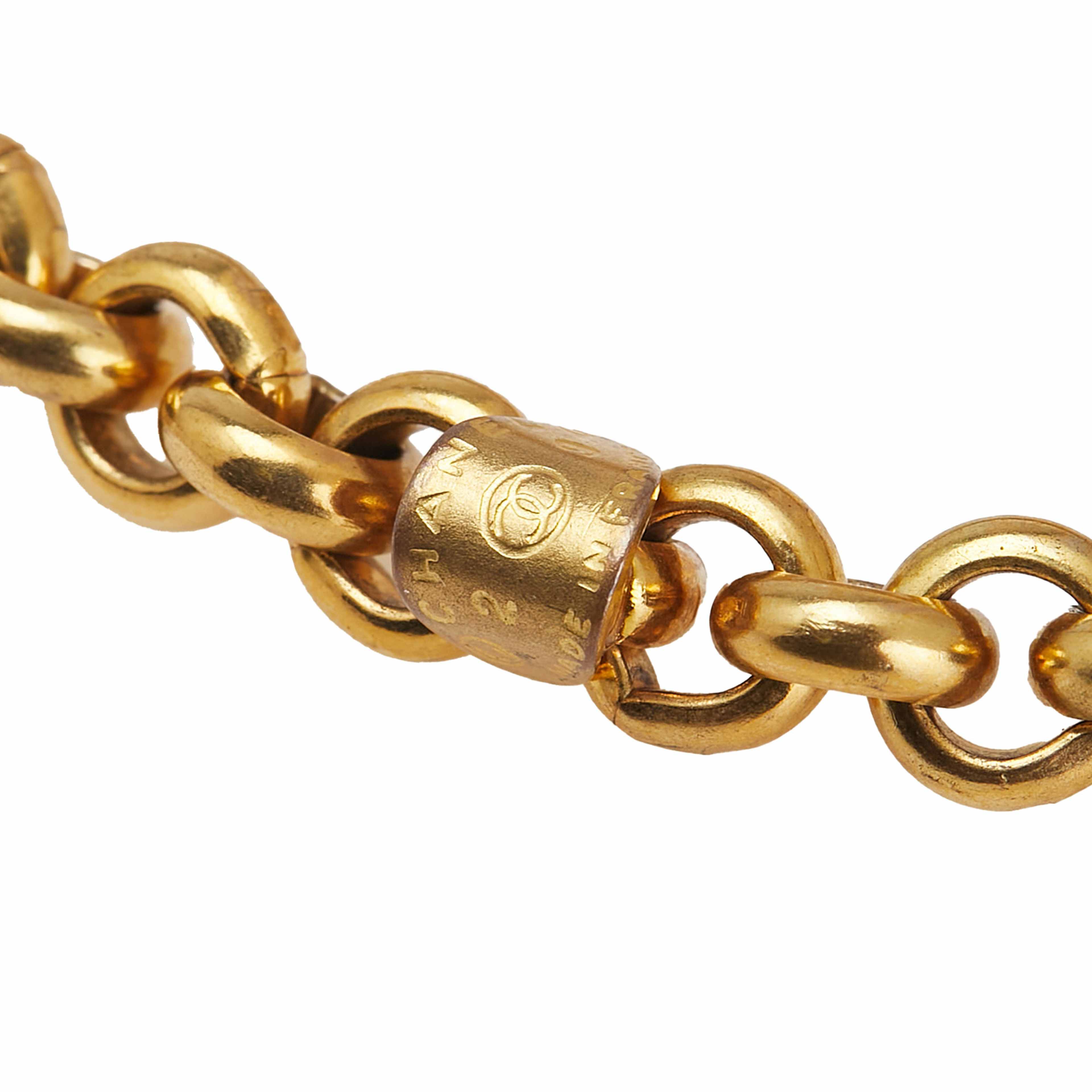 Chanel Cc Gold Plated Diamond Cut Pendant Necklace, från Luxclusif, i färgen guld. Klicka för att öppna bilden i stort format