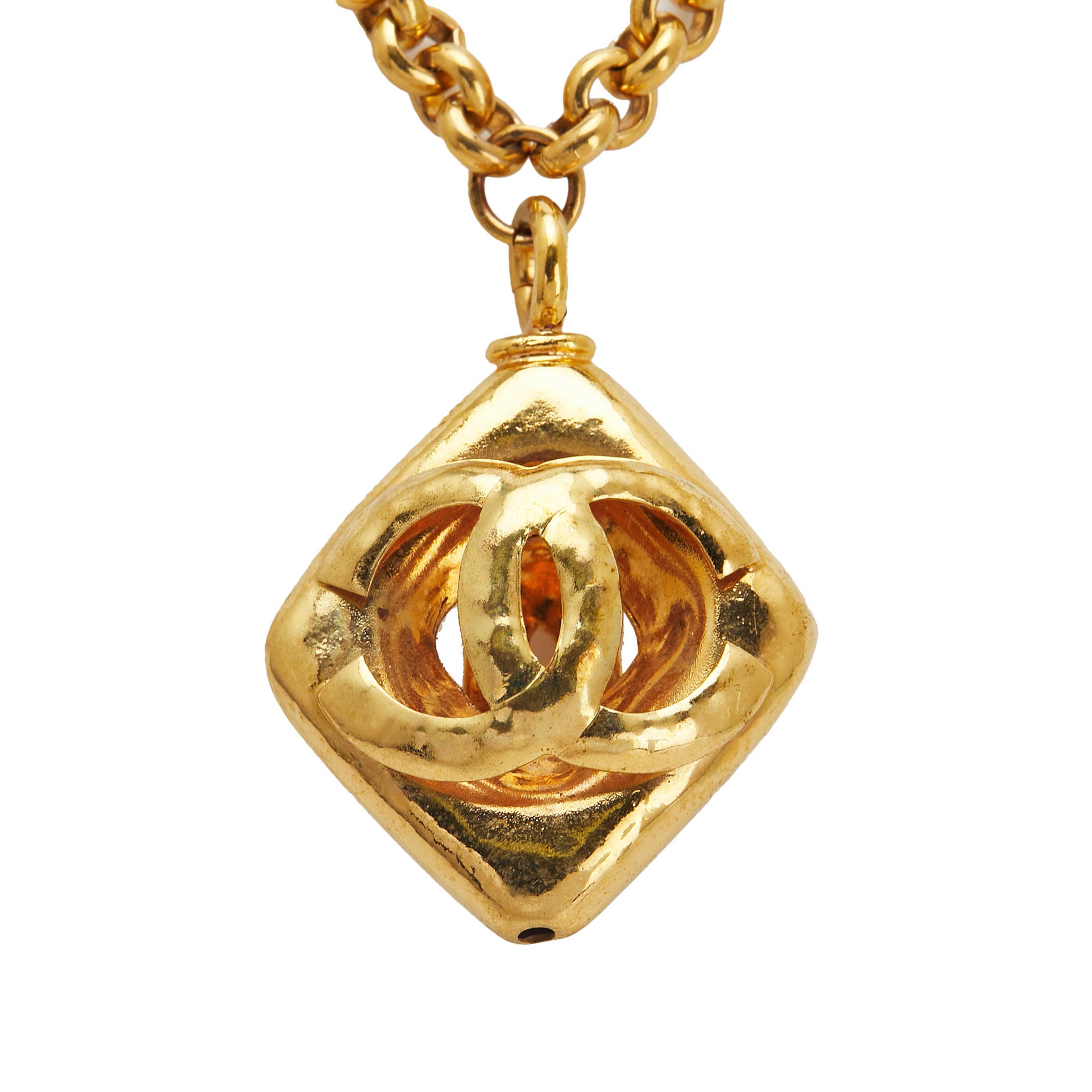 Chanel Cc Gold Plated Diamond Cut Pendant Necklace, från Luxclusif, i färgen guld. Klicka för att öppna bilden i stort format