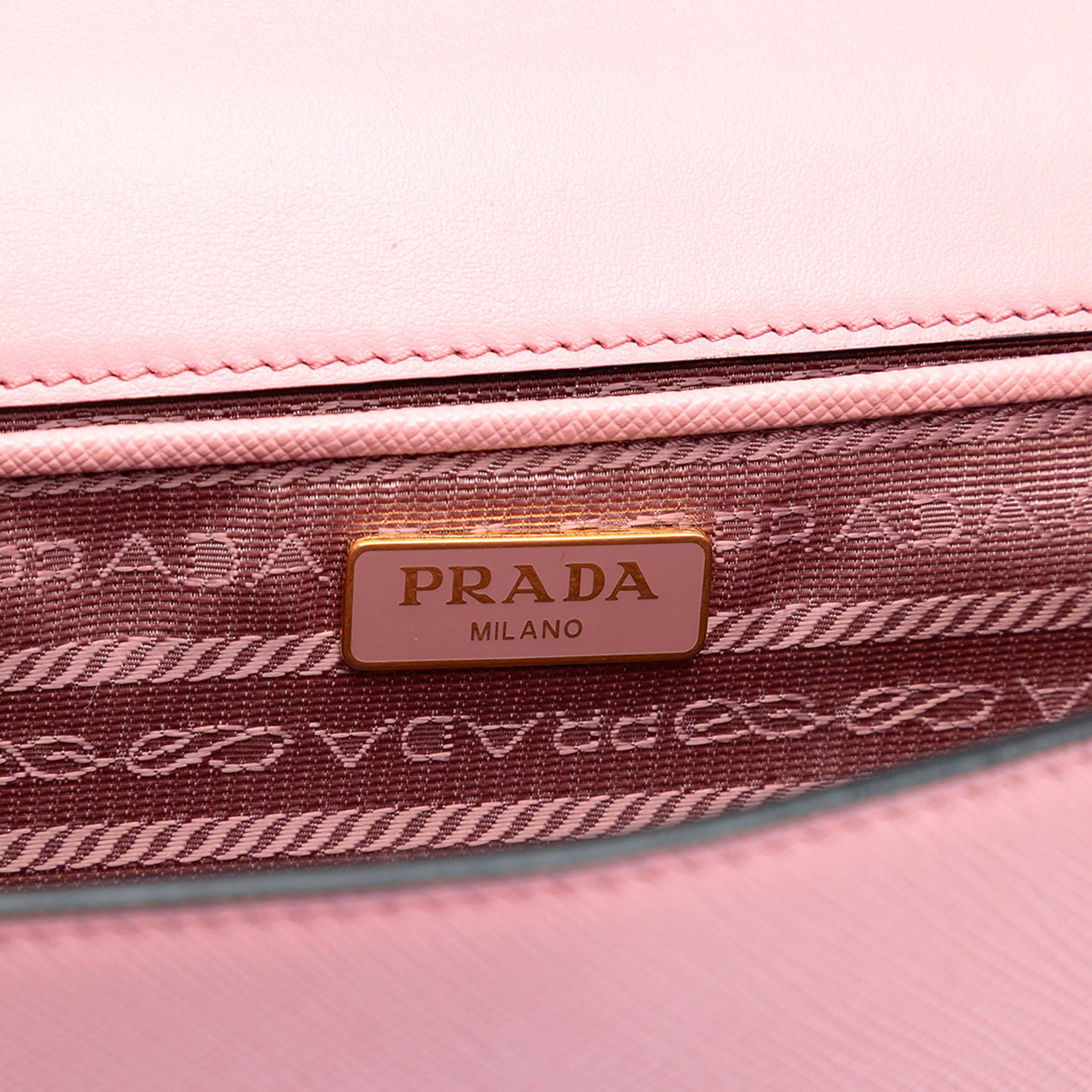 Prada Saffiano Lux Chain Crossbody, från Luxclusif, i färgen pink. Klicka för att öppna bilden i stort format