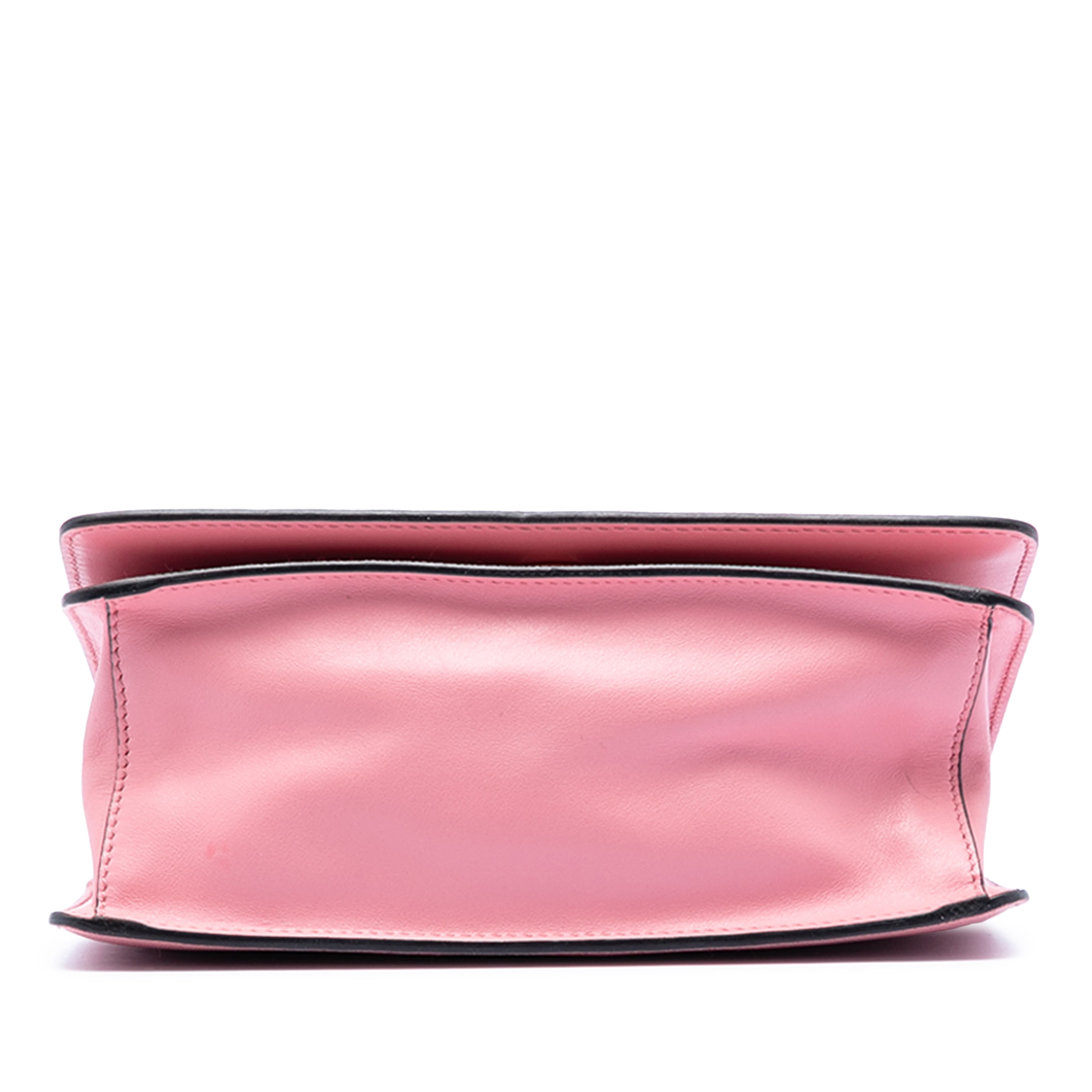 Prada Saffiano Lux Chain Crossbody, från Luxclusif, i färgen pink. Klicka för att öppna bilden i stort format