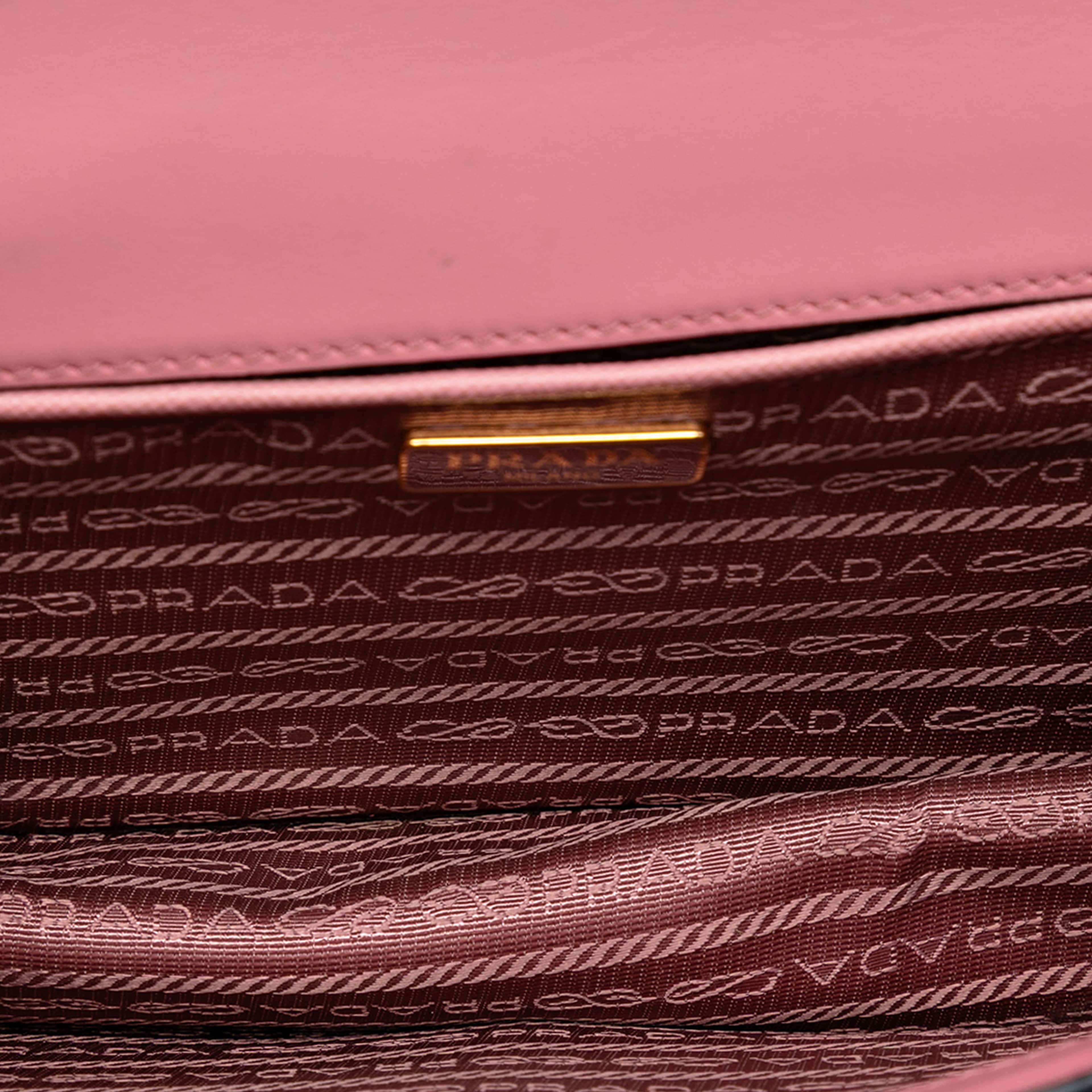 Prada Saffiano Lux Chain Crossbody, från Luxclusif, i färgen pink. Klicka för att öppna bilden i stort format