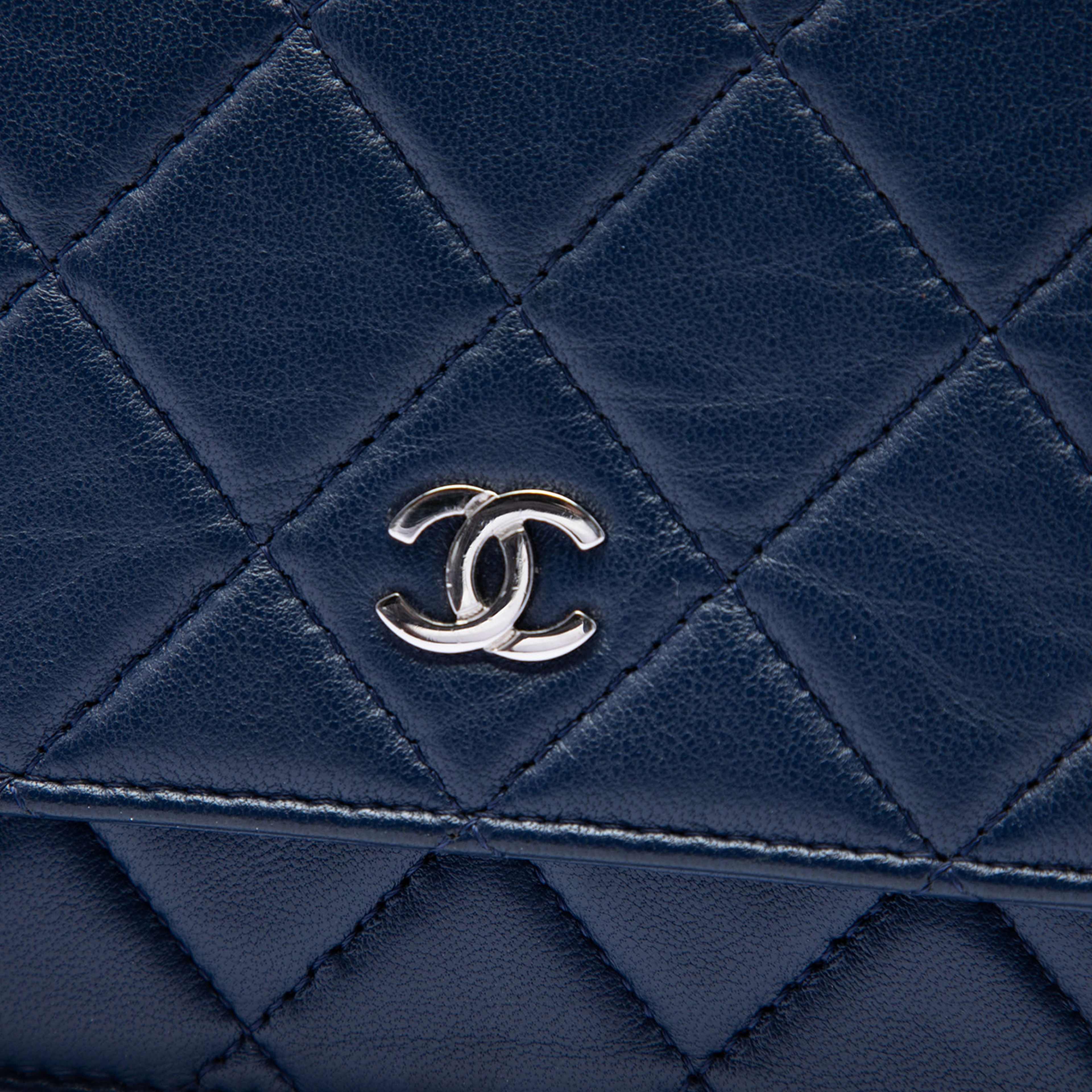 Chanel Cc Quilted Lambskin Wallet On Chain, från Luxclusif, i färgen navy. Klicka för att öppna bilden i stort format