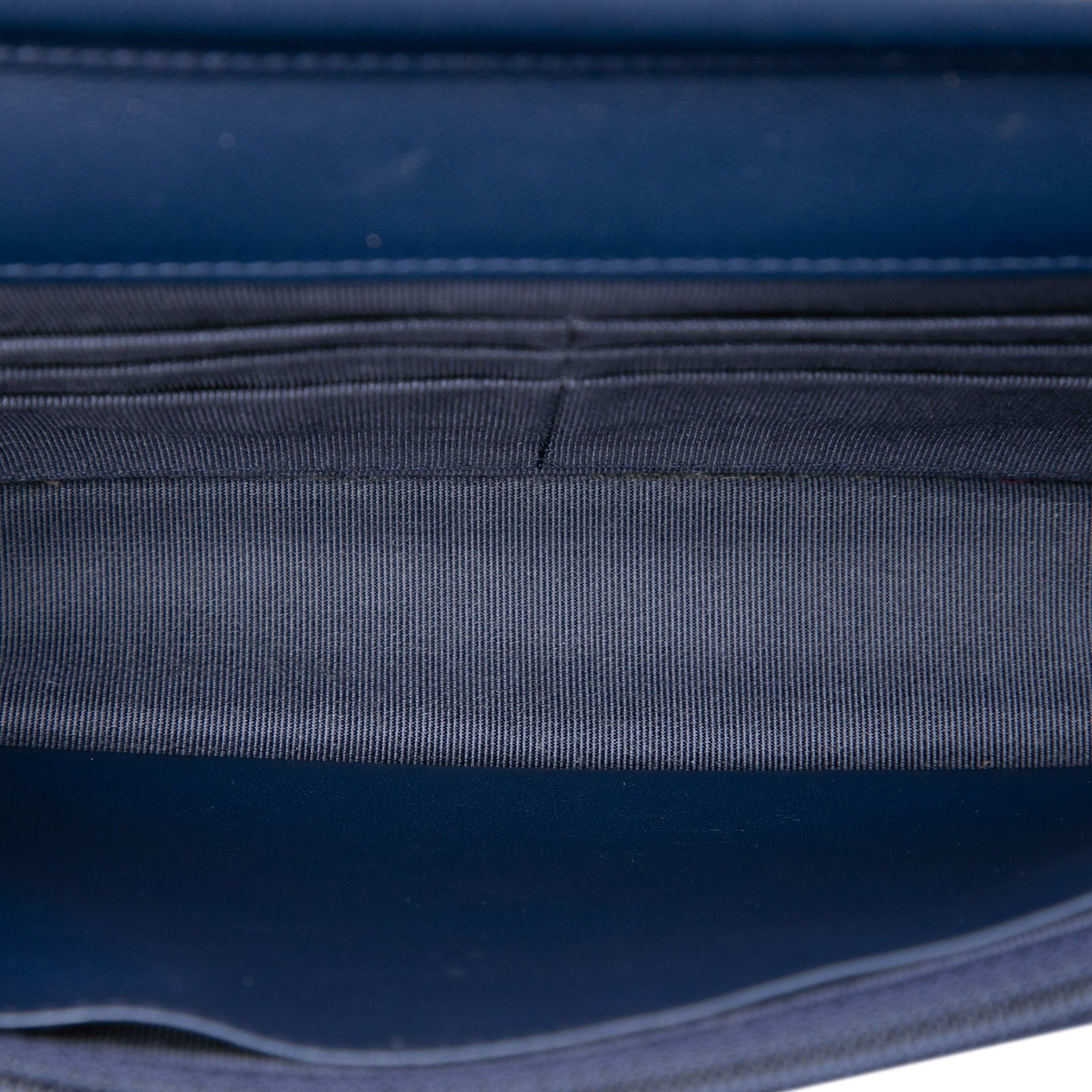 Chanel Cc Quilted Lambskin Wallet On Chain, från Luxclusif, i färgen navy. Klicka för att öppna bilden i stort format