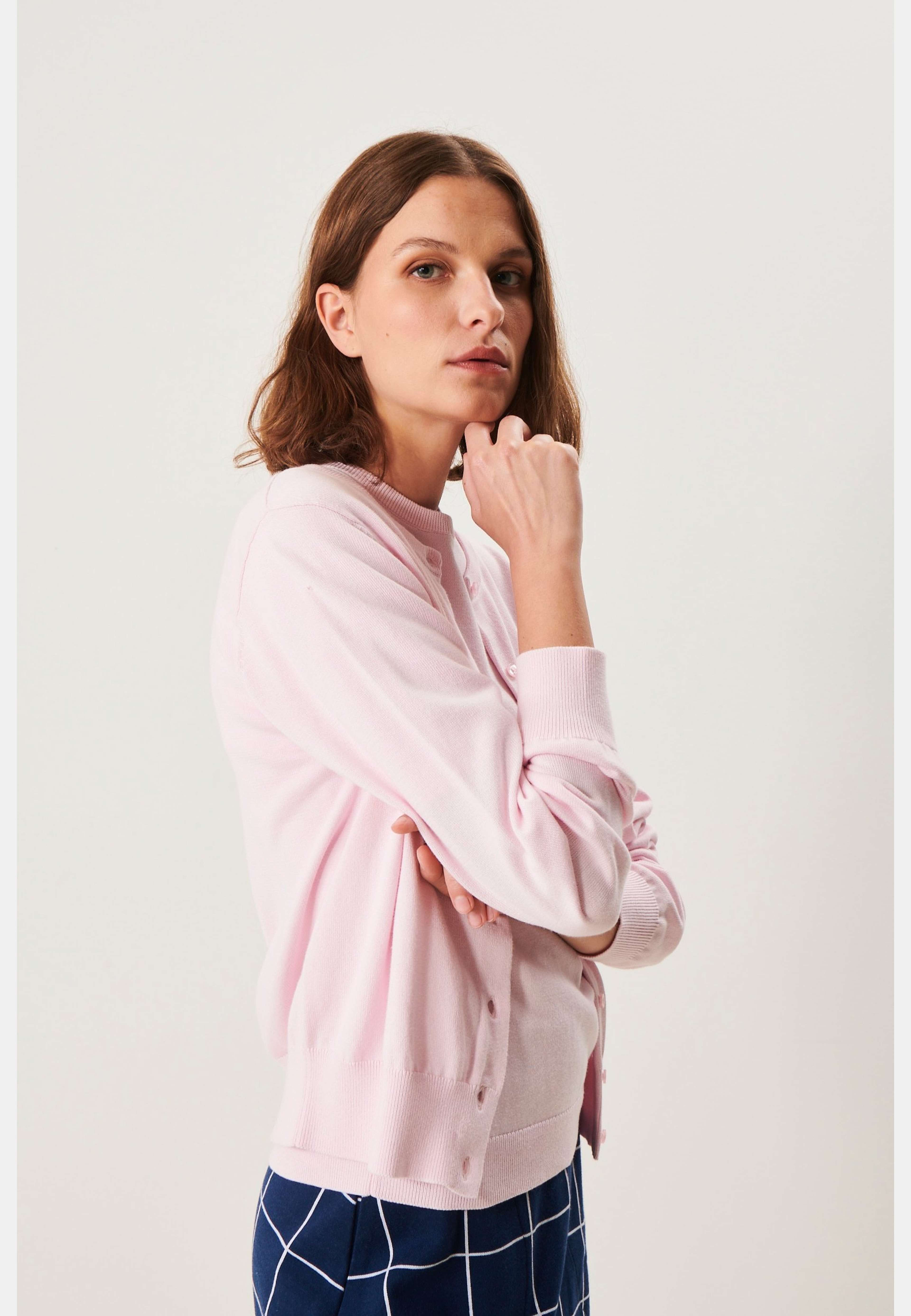 Solange Cardigan, från Jumperfabriken, i färgen light pink. Klicka för att öppna bilden i stort format