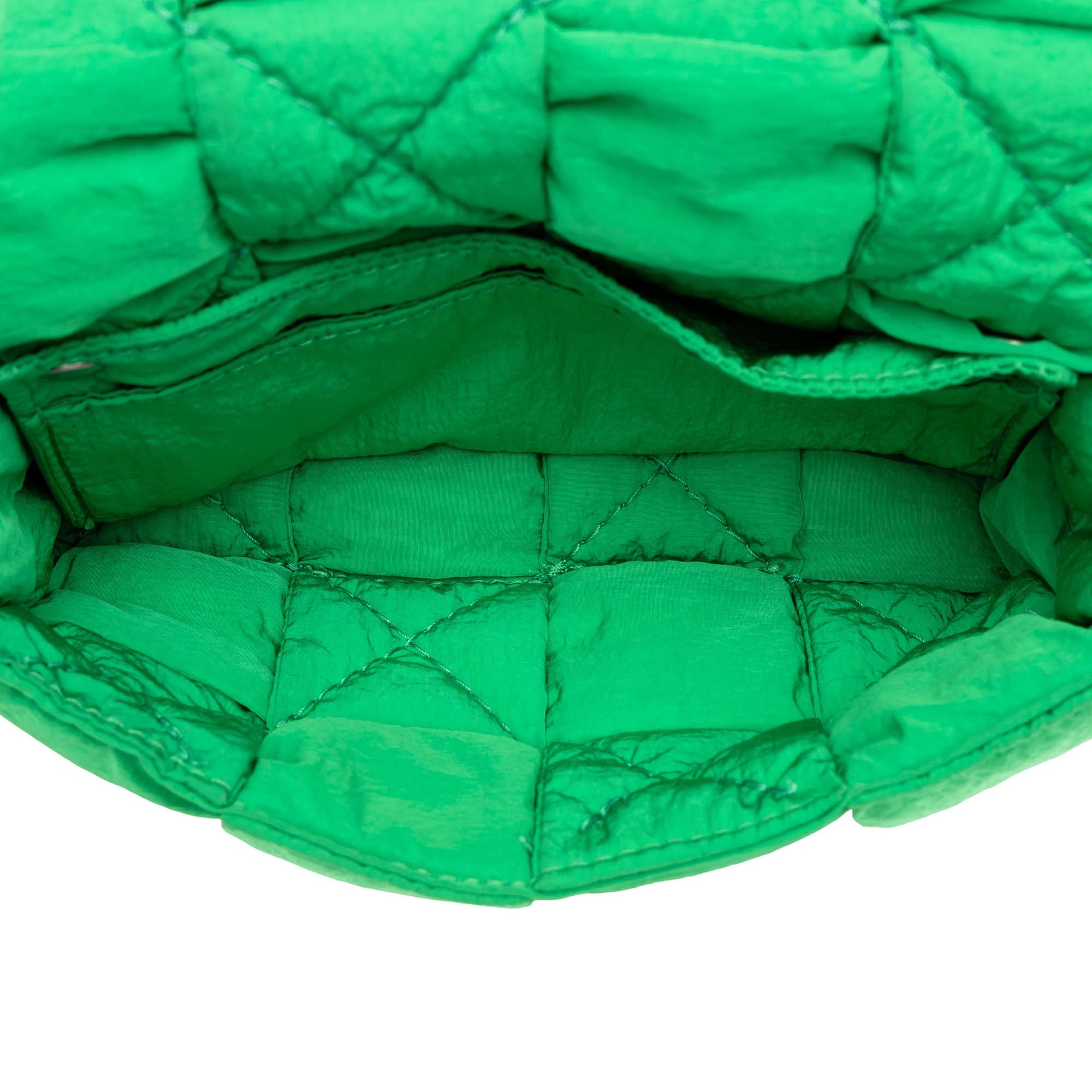 Bottega Veneta Mini Nylon Intrecciato Padded Tech Cassette Belt Bag, från Luxclusif, i färgen grön. Klicka för att öppna bilden i stort format