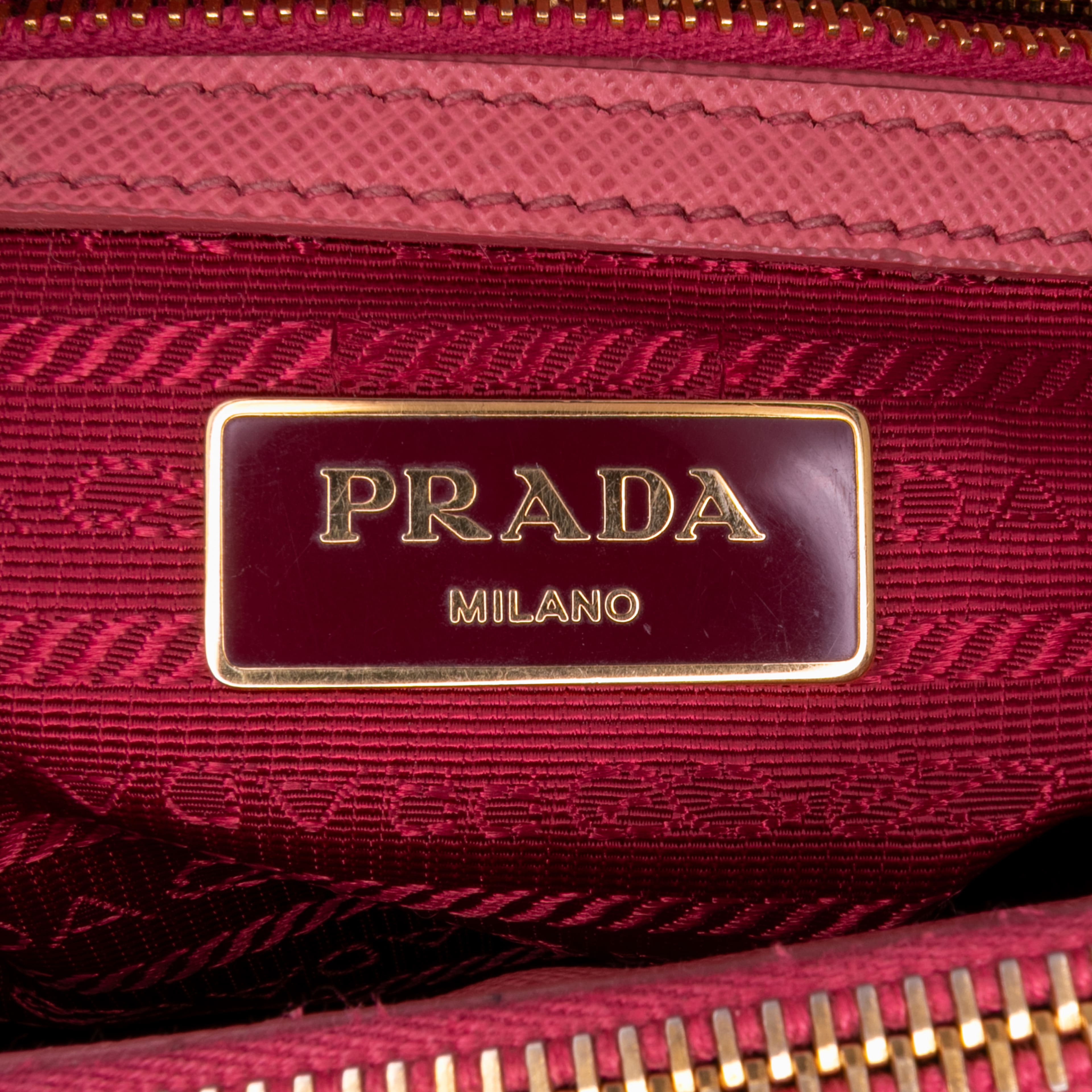 Prada Medium Saffiano Lux Galleria Double Zip Tote, från Luxclusif, i färgen blush. Klicka för att öppna bilden i stort format