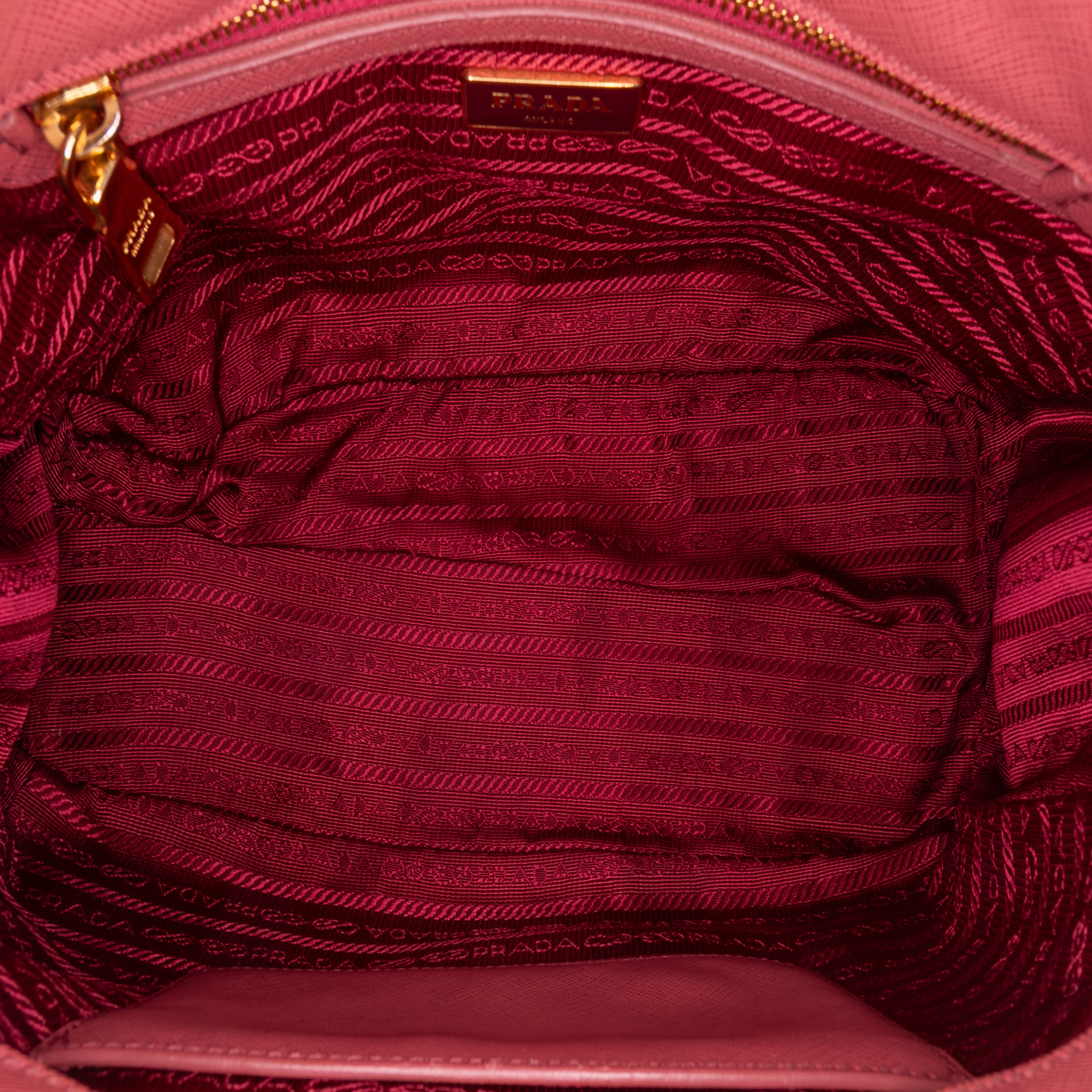 Prada Medium Saffiano Lux Galleria Double Zip Tote, från Luxclusif, i färgen blush. Klicka för att öppna bilden i stort format