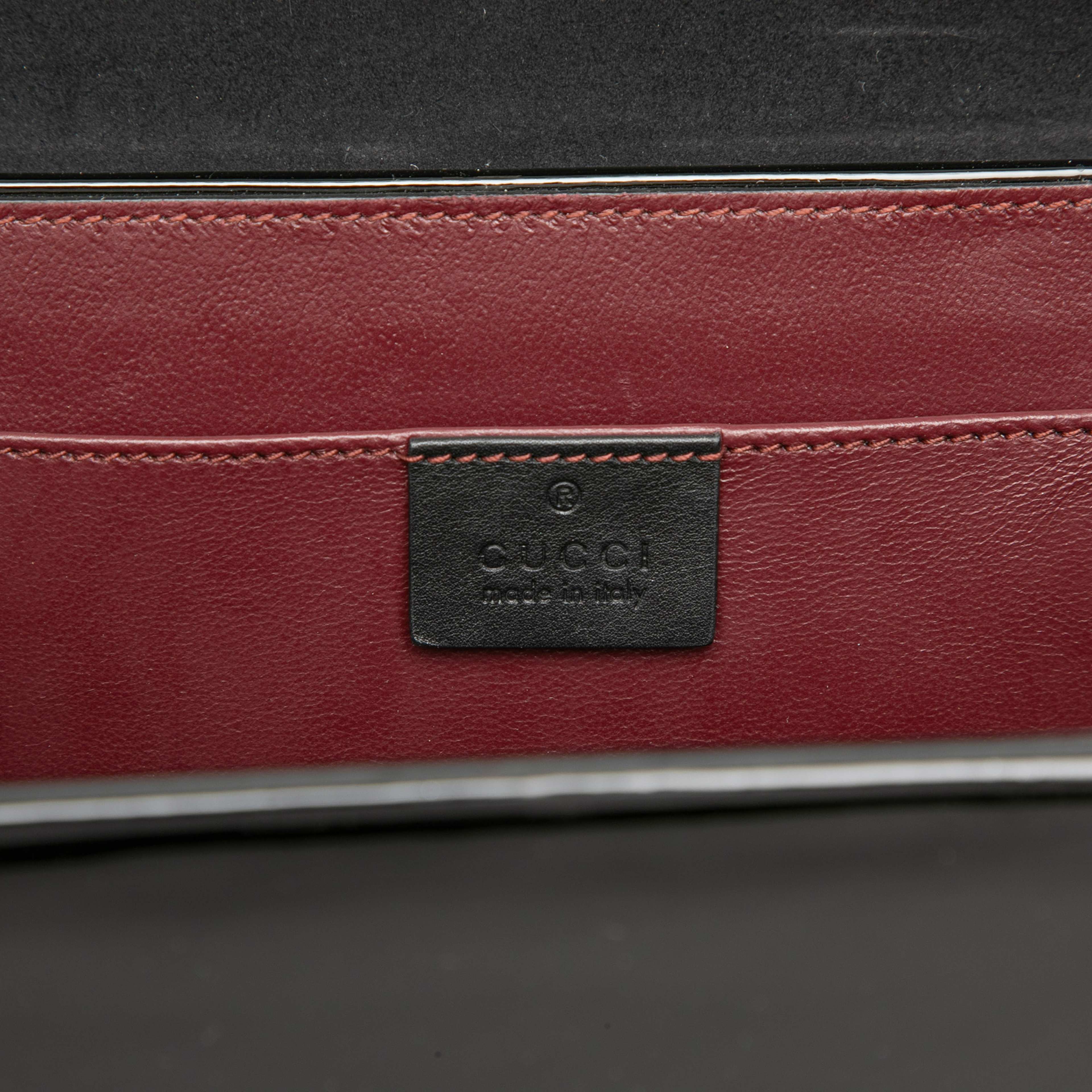 Gucci Mini Patent Sylvie 1969 Top Handle Bag, från Luxclusif, i färgen black. Klicka för att öppna bilden i stort format
