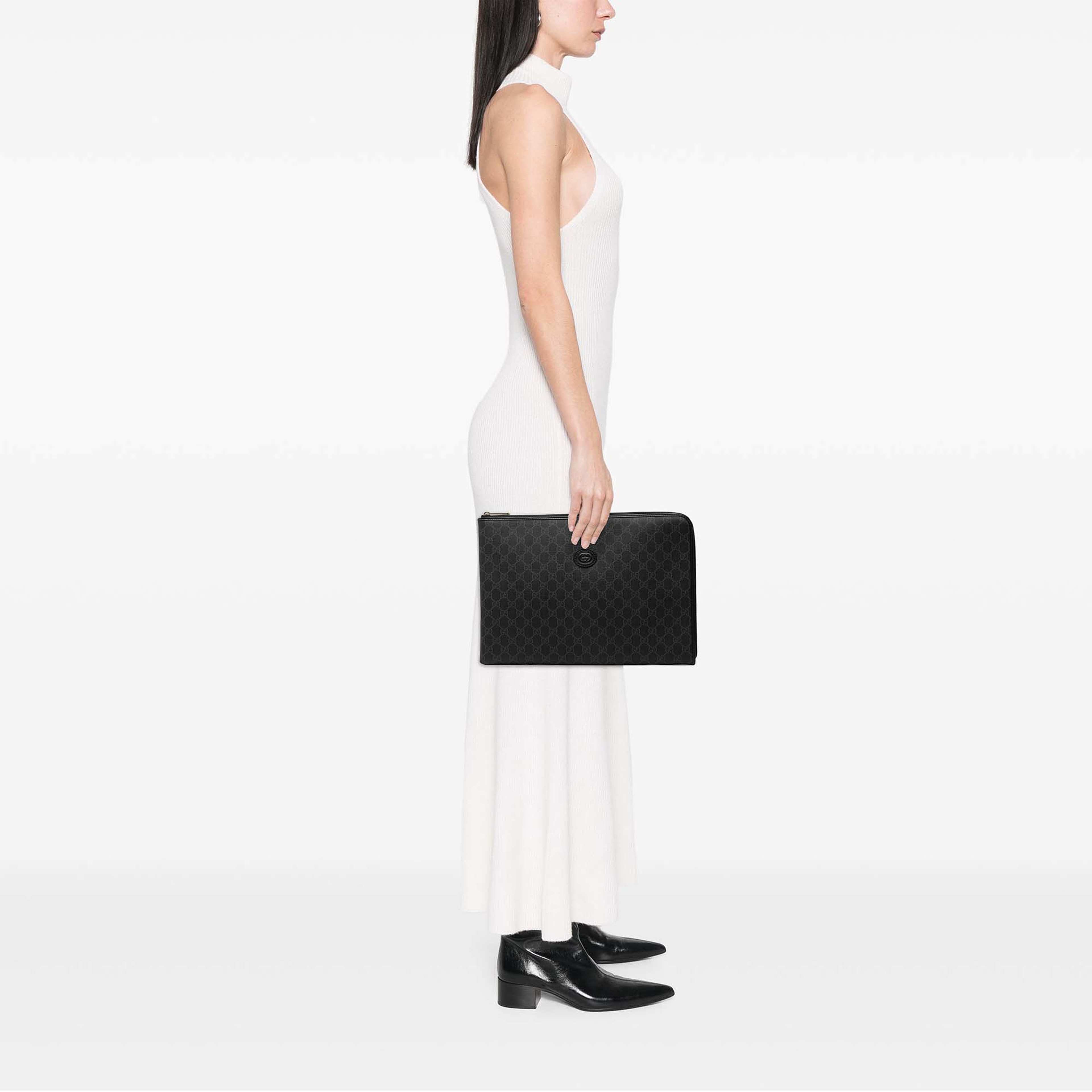 Gucci Gg Supreme Interlocking G Clutch, från Luxclusif, i färgen svart. Klicka för att öppna bilden i stort format