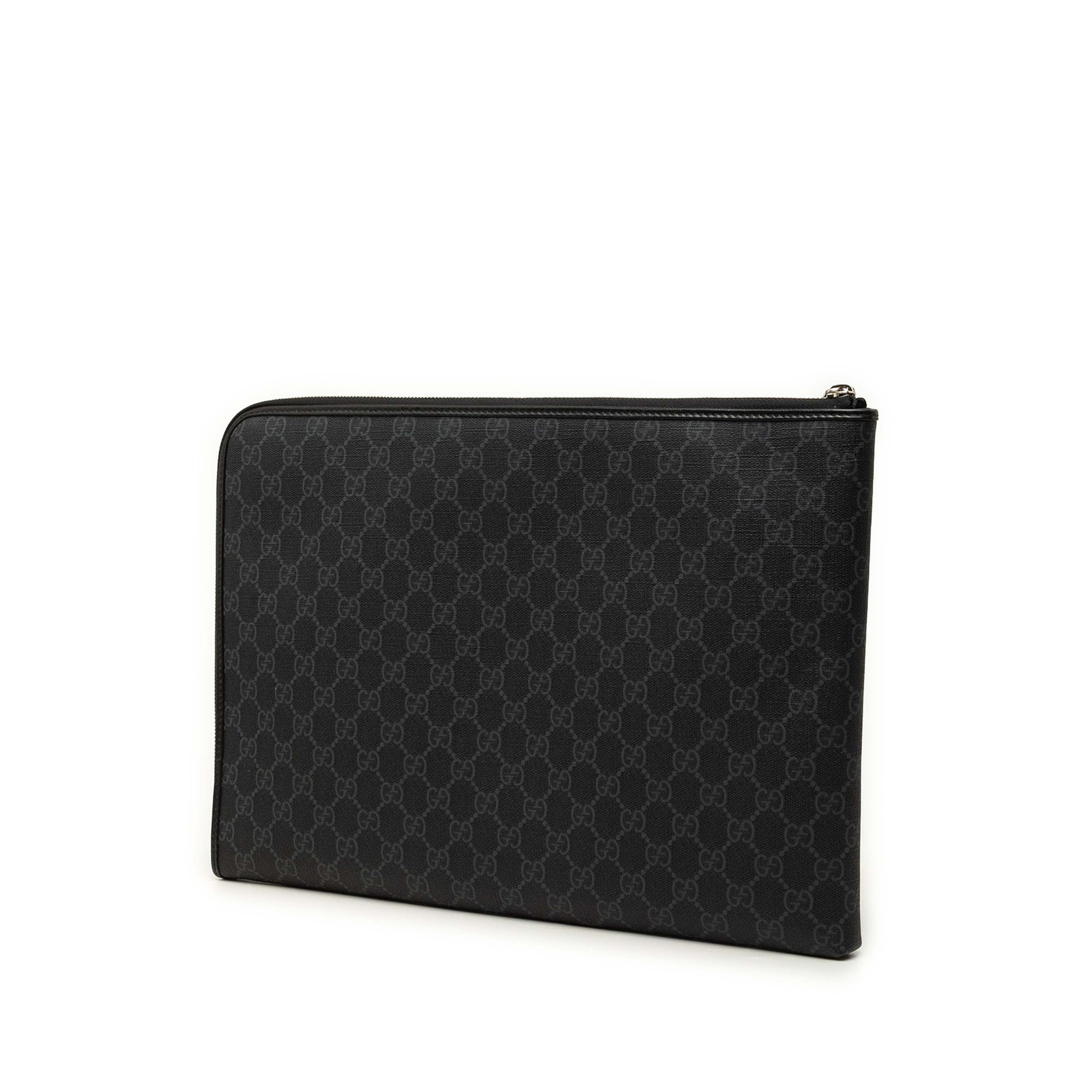 Gucci Gg Supreme Interlocking G Clutch, från Luxclusif, i färgen svart. Klicka för att öppna bilden i stort format